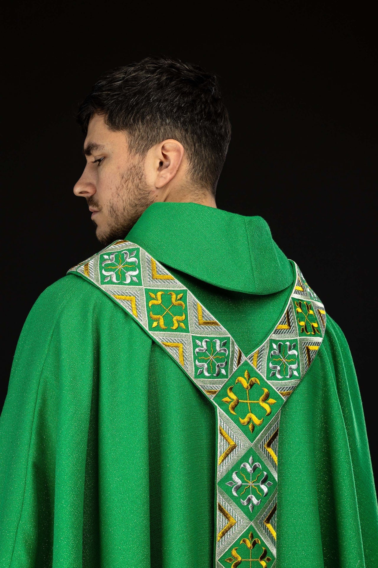 Embroidered chasuble panel included with the green chasuble set - Image 7
