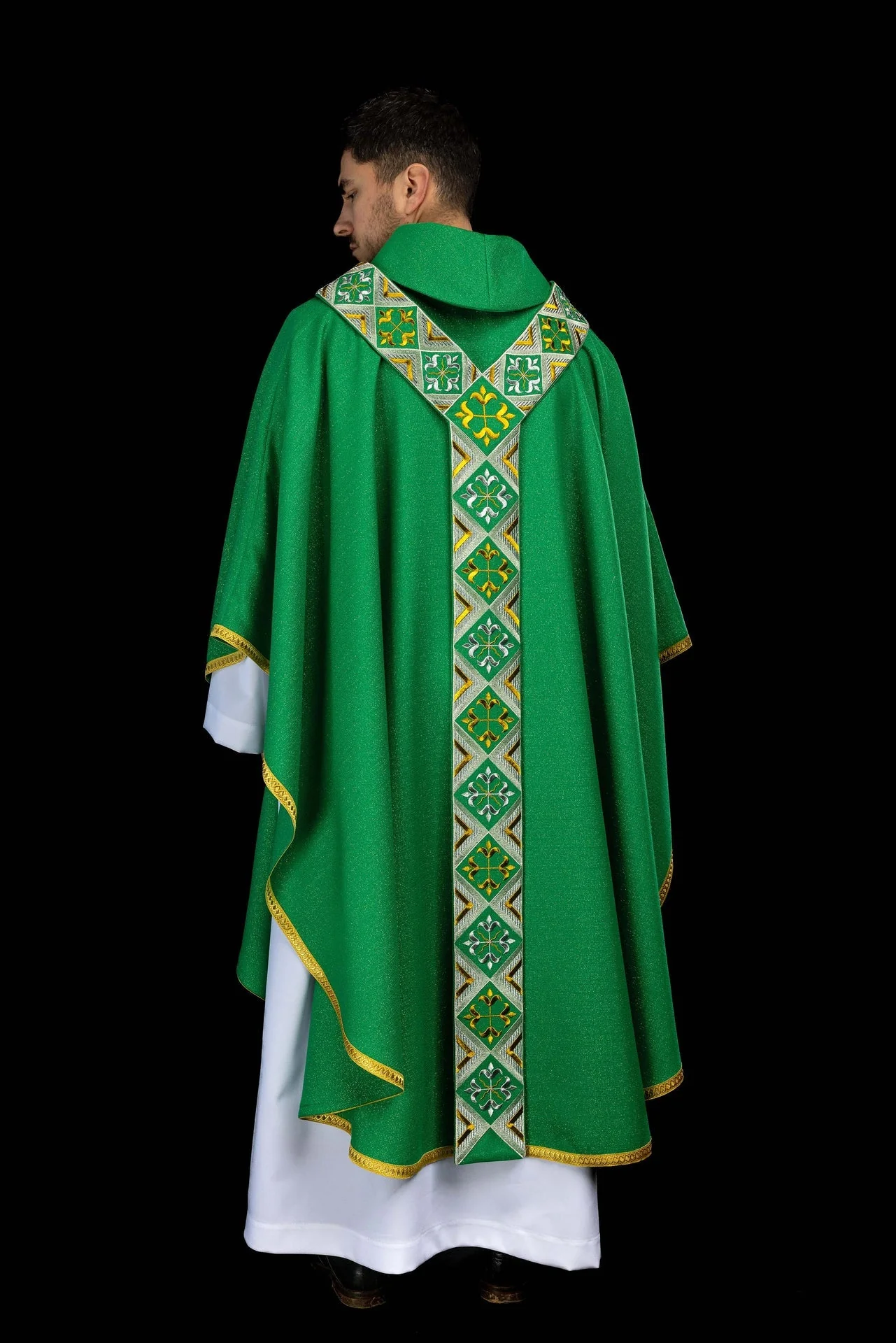 Embroidered chasuble panel included with the green chasuble set - Image 9