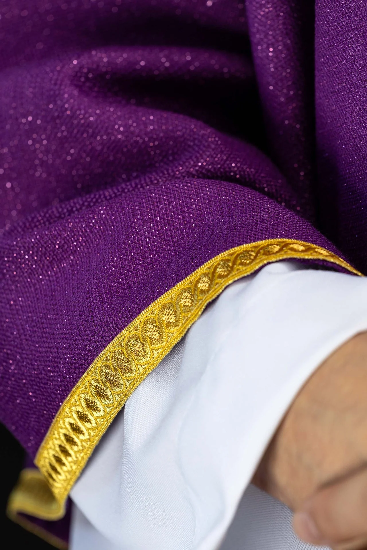 Embroidered chasuble panel included with the purple chasuble set - Image 4