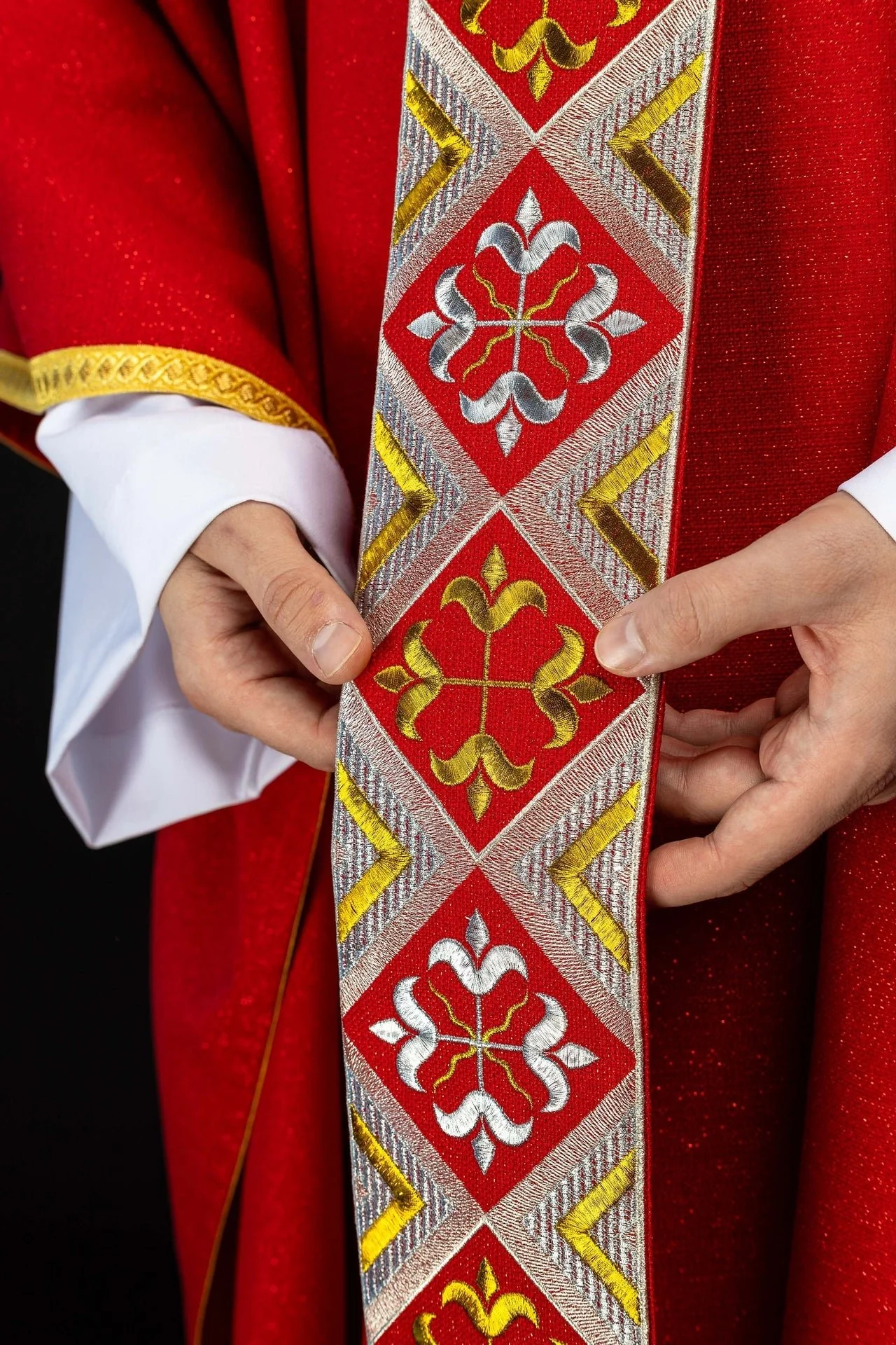 Embroidered chasuble panel included with the red chasuble set - Image 2