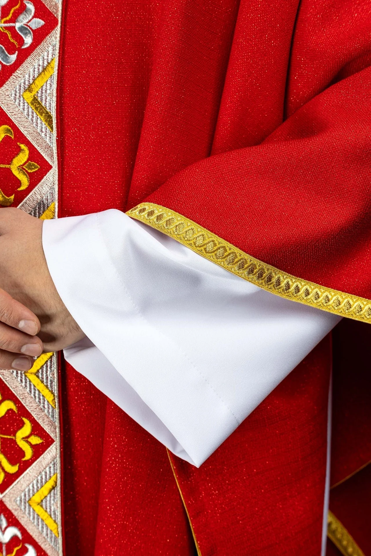 Embroidered chasuble panel included with the red chasuble set - Image 4