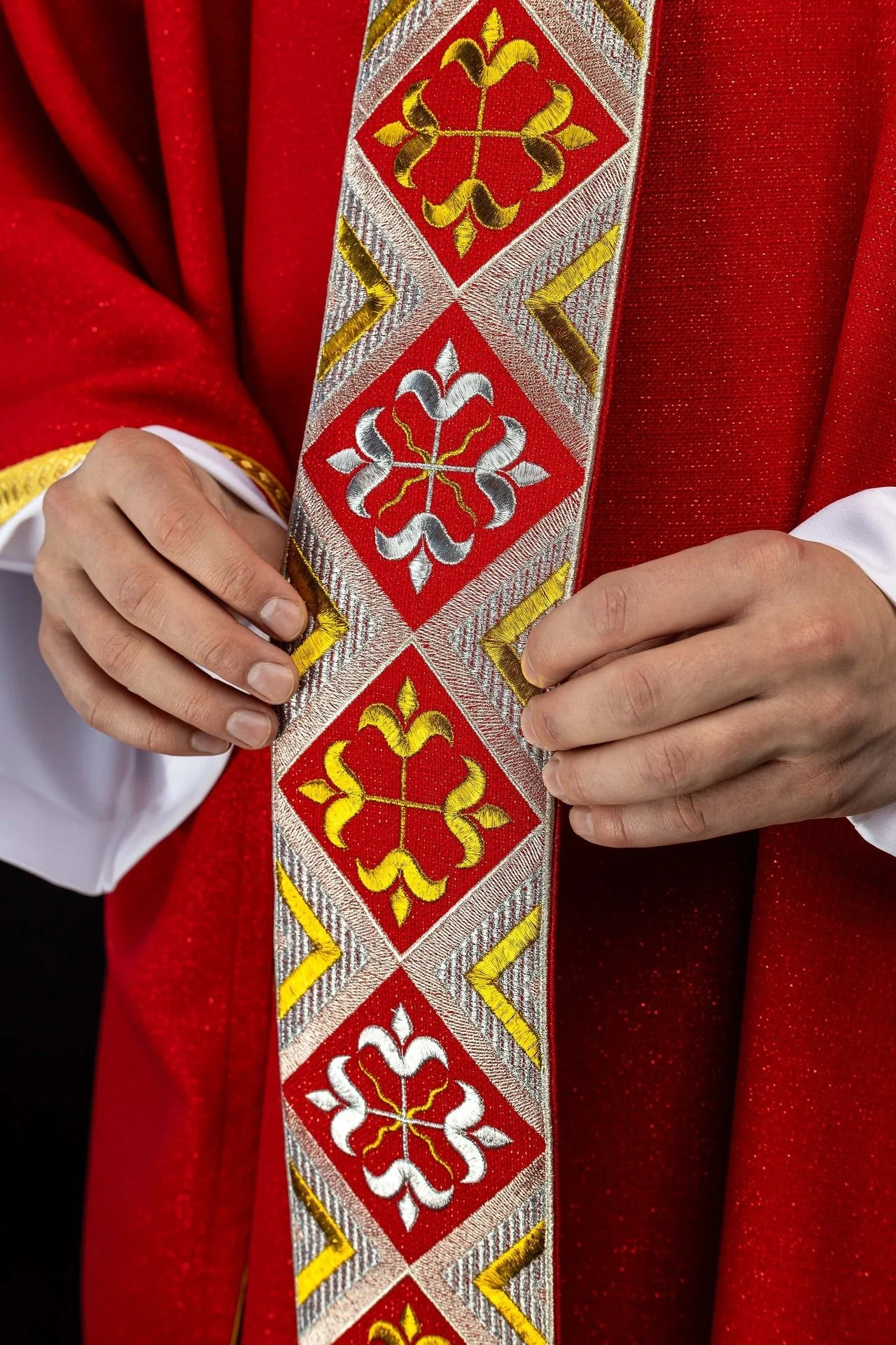 Embroidered chasuble panel included with the red chasuble set - Image 5
