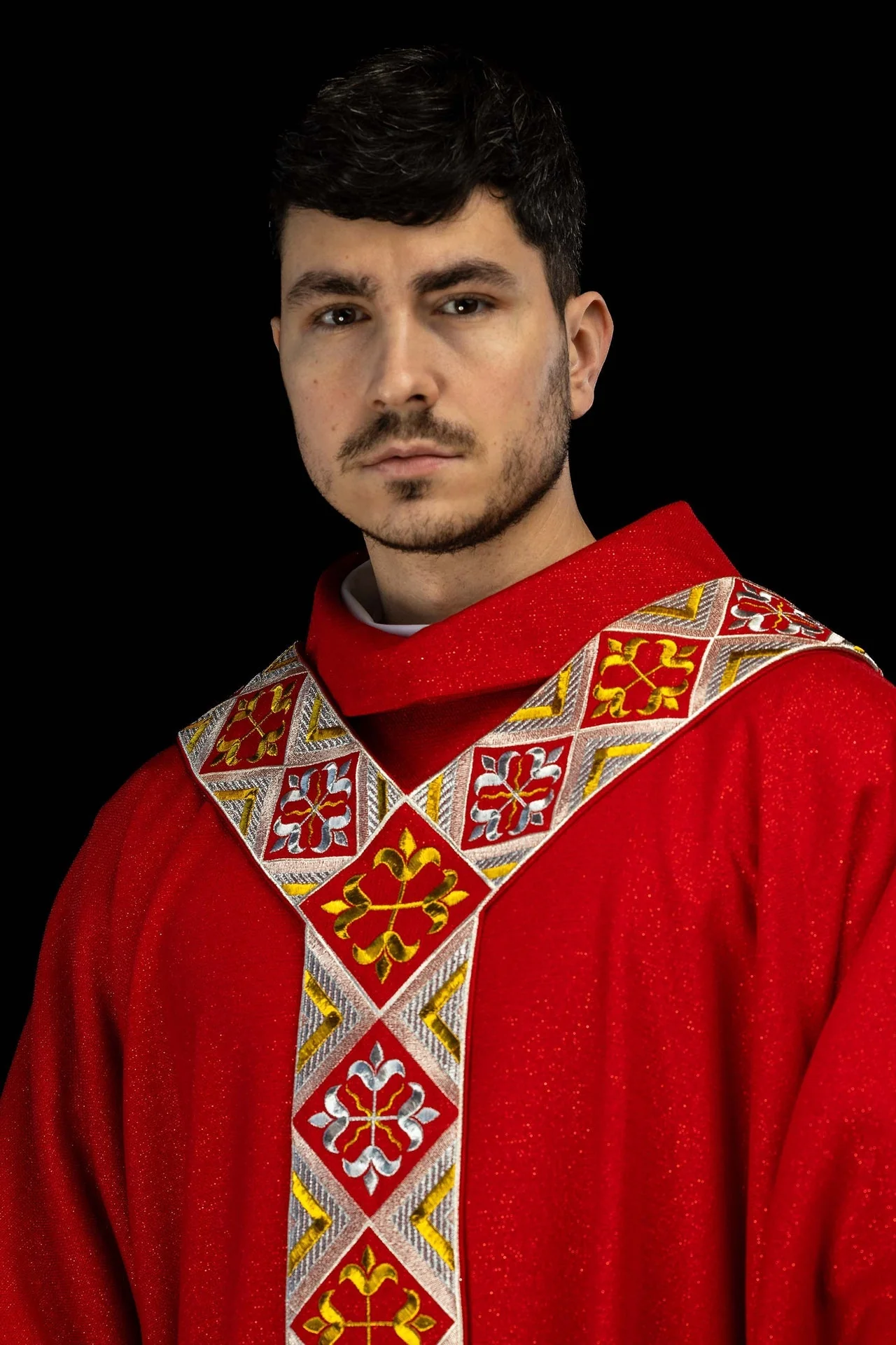 Embroidered chasuble panel included with the red chasuble set - Image 6