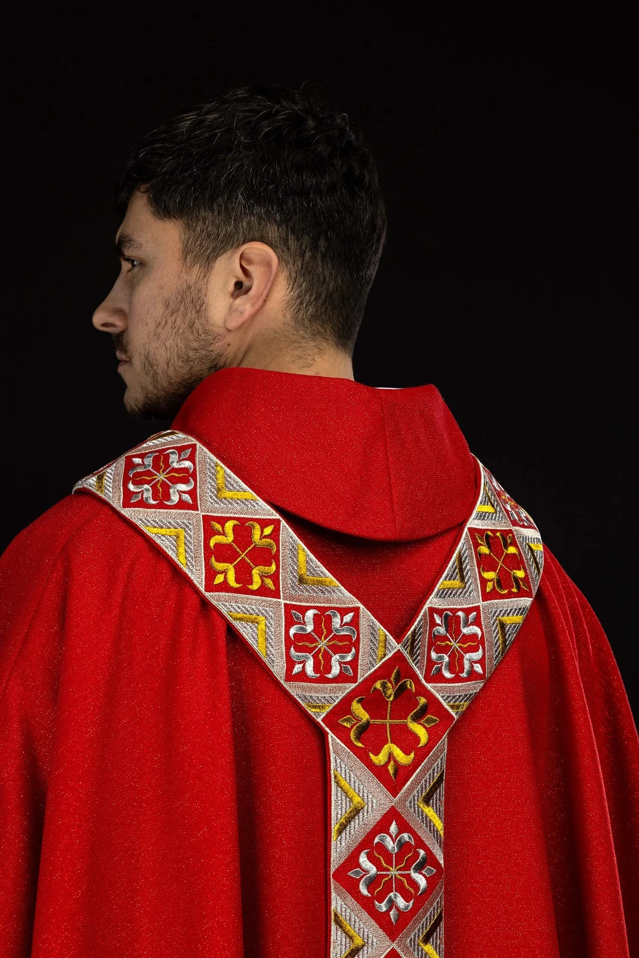 Embroidered chasuble panel included with the red chasuble set - Image 7