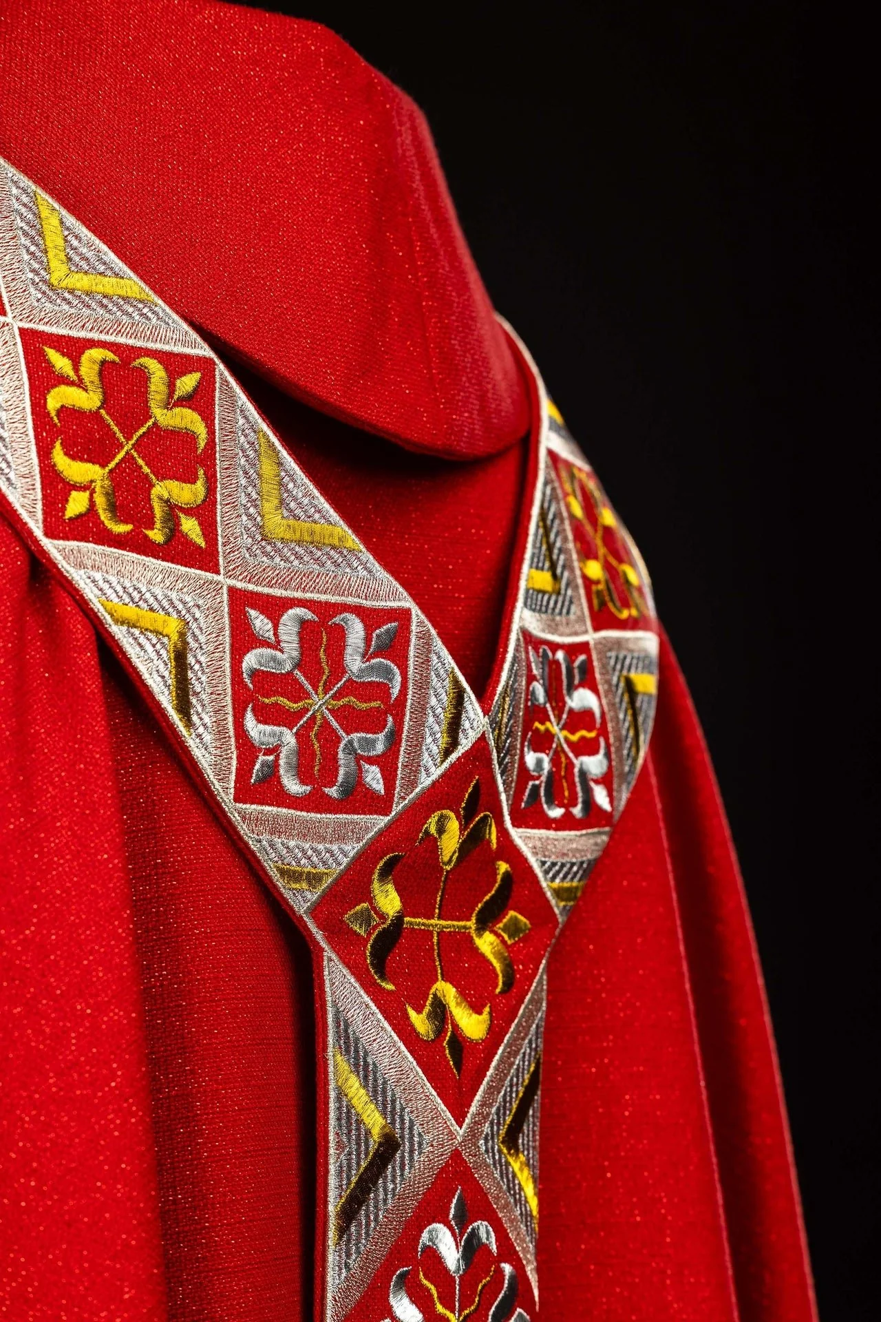 Embroidered chasuble panel included with the red chasuble set - Image 8