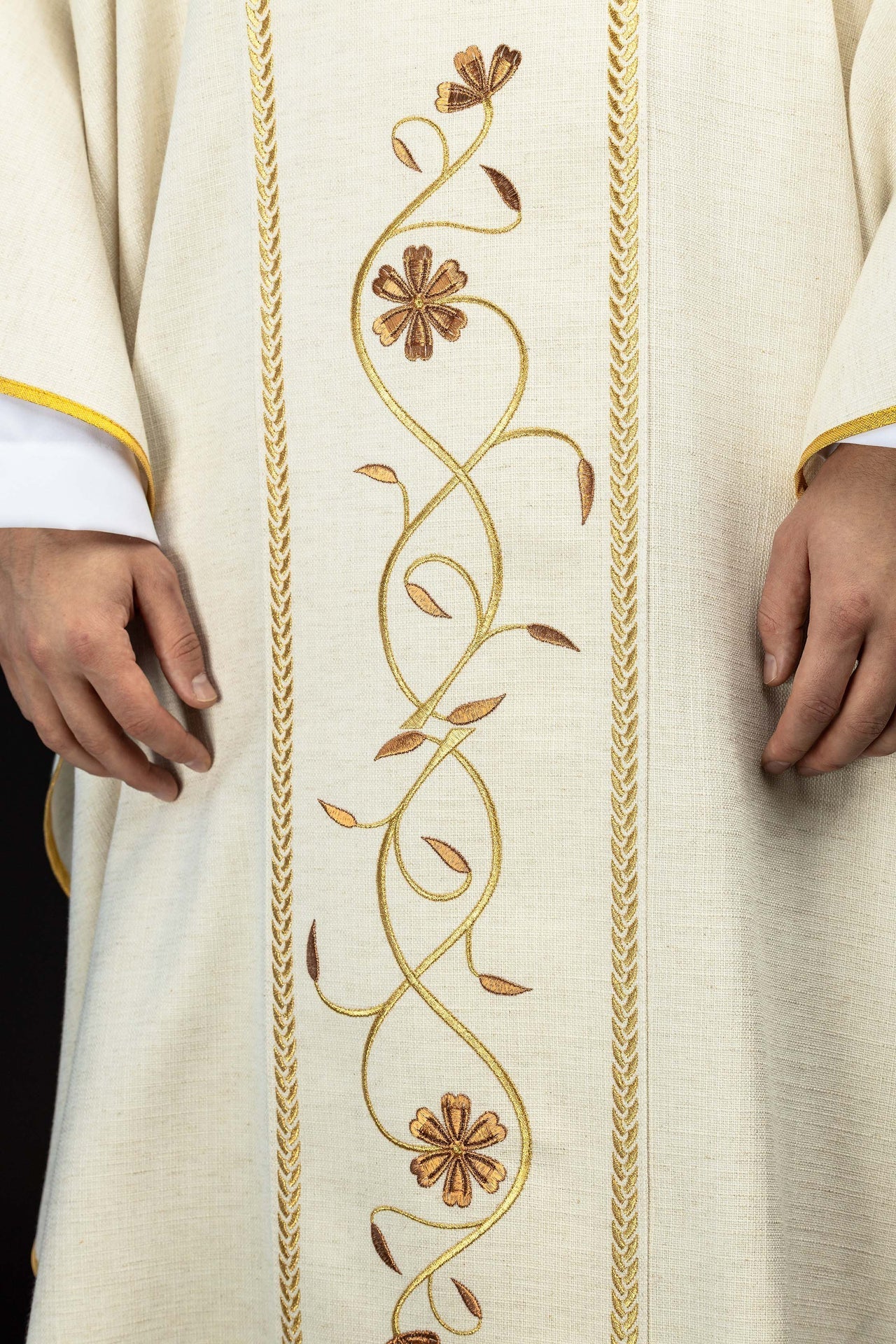 Embroidered chasuble with bands and the image of Jesus the Good Shepherd with a lamb in ecru - Image 4