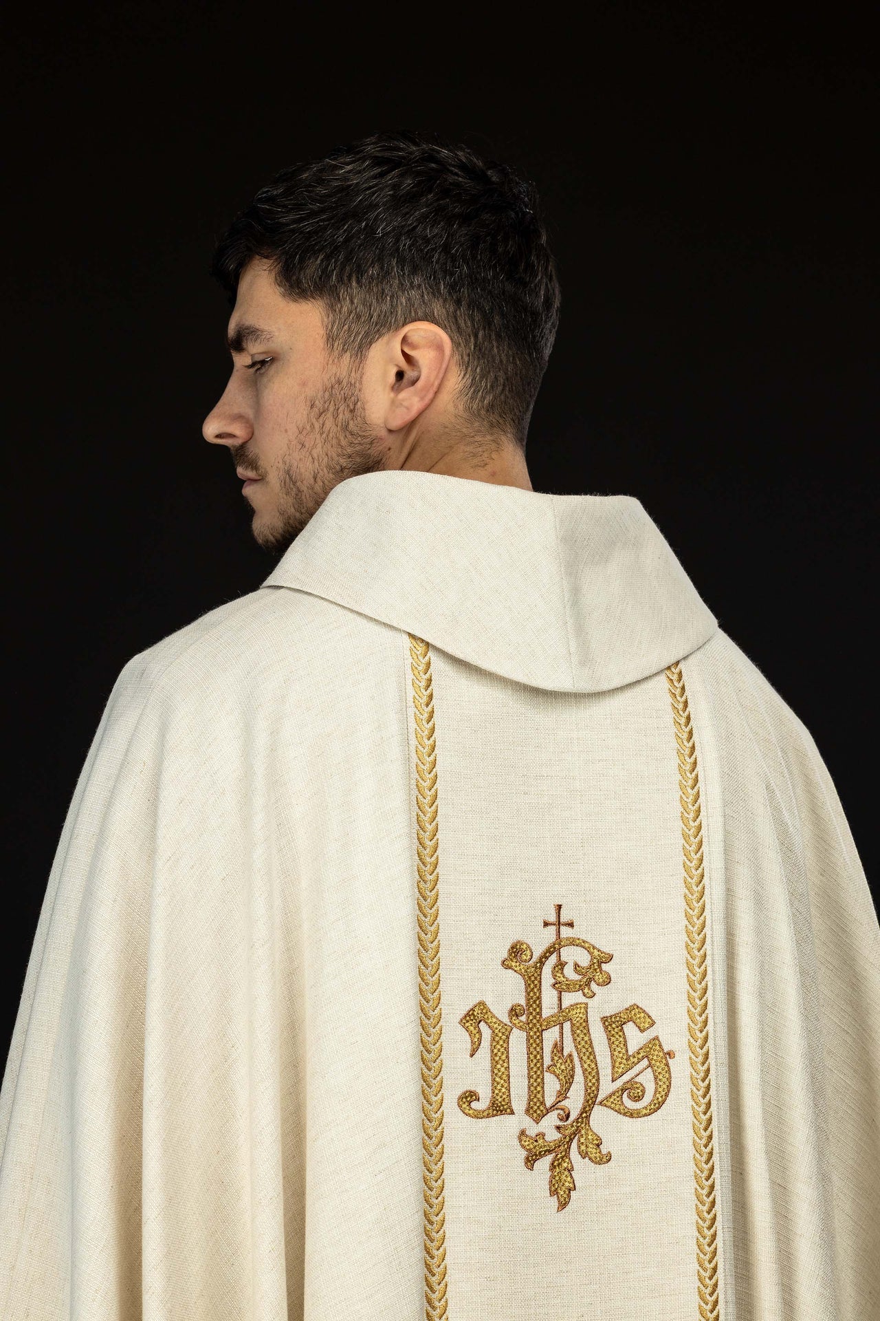 Embroidered chasuble with bands and the image of Jesus the Good Shepherd with a lamb in ecru - Image 6