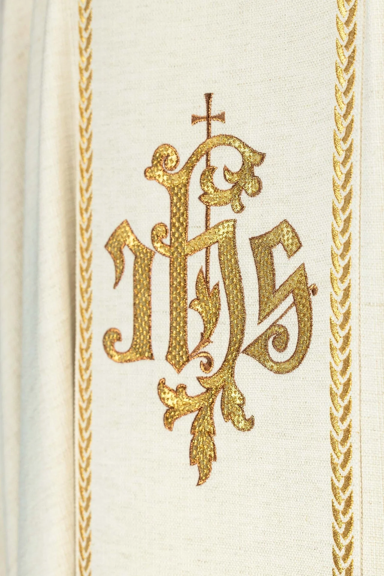 Embroidered chasuble with bands and the image of Jesus the Good Shepherd with a lamb in ecru - Image 7