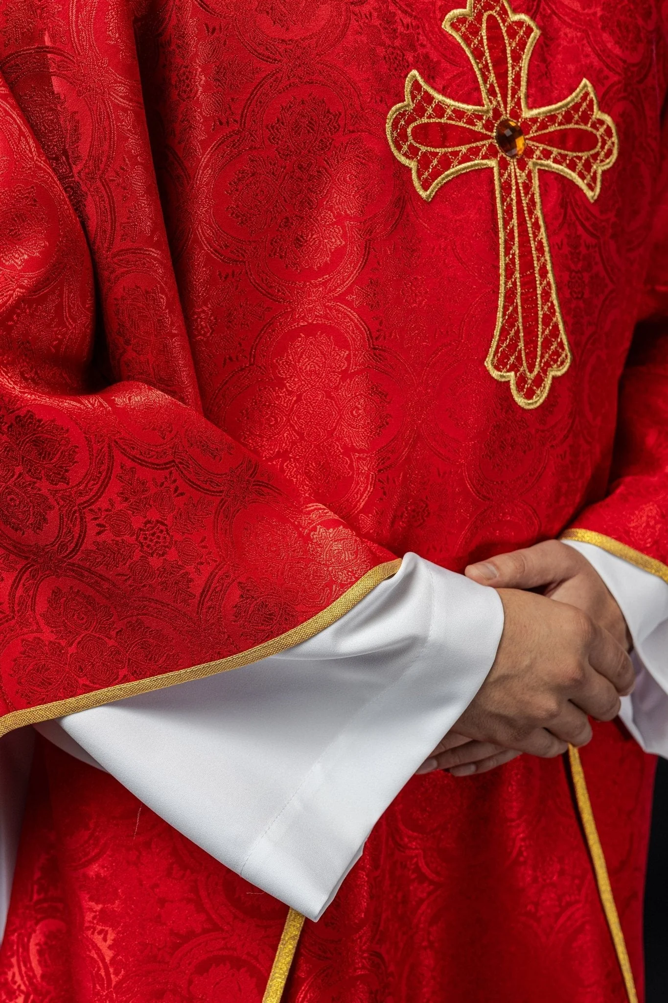 Embroidered chasuble with symbol of the cross Red - Image 4