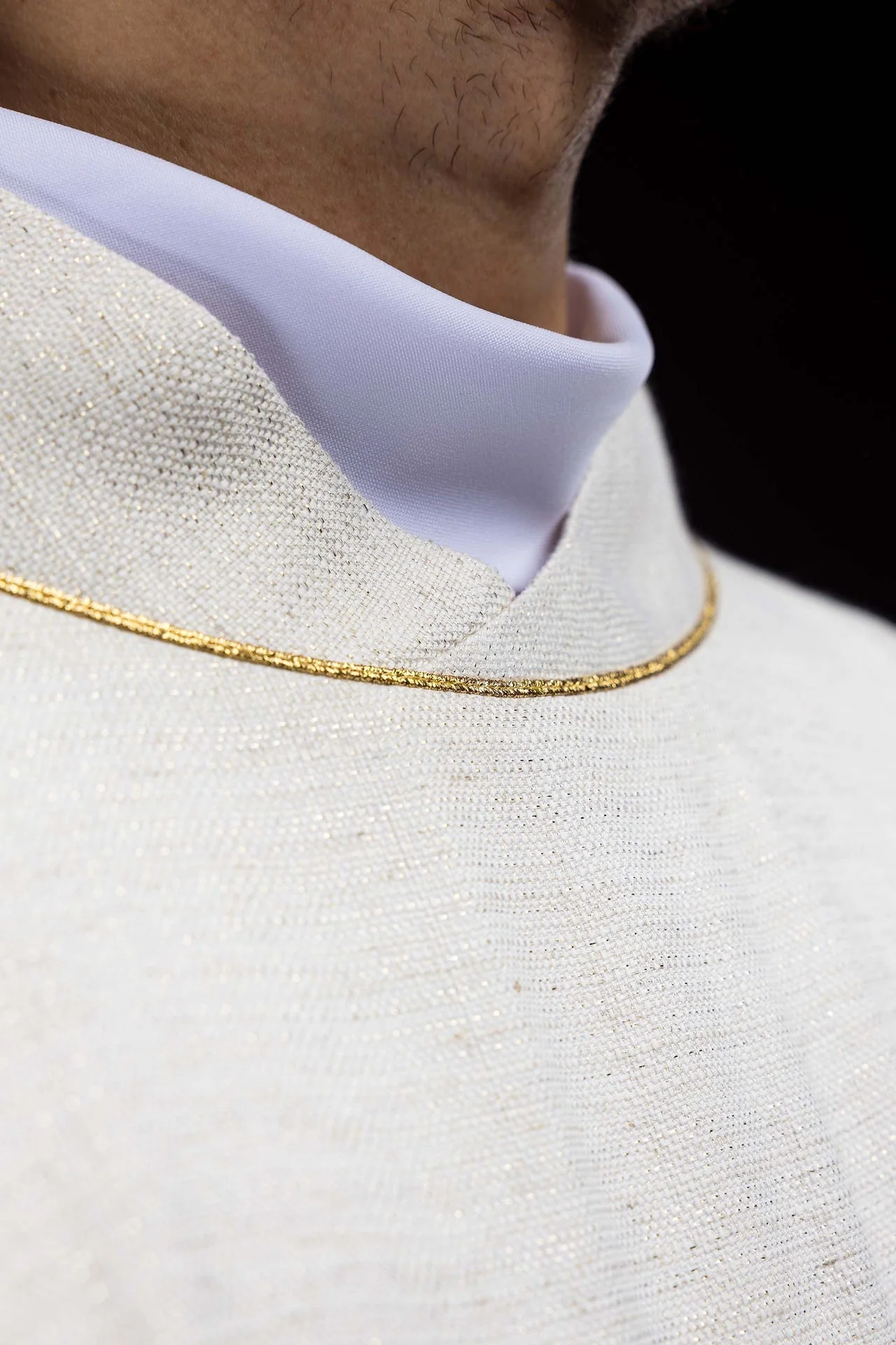 Embroidered chasuble with the image of Jesus the Merciful ecru - Image 4