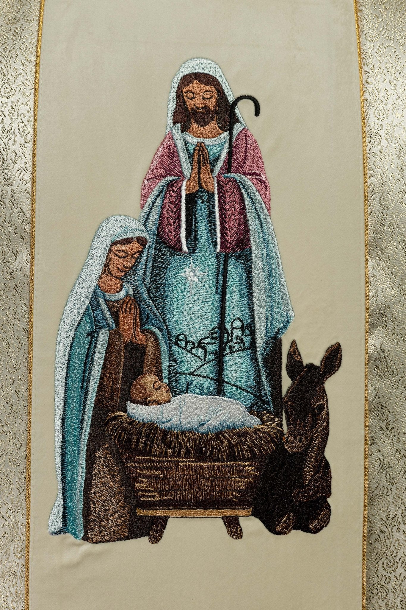 Embroidered Chasuble with the image of the Holy Family on gold fabric - Image 3