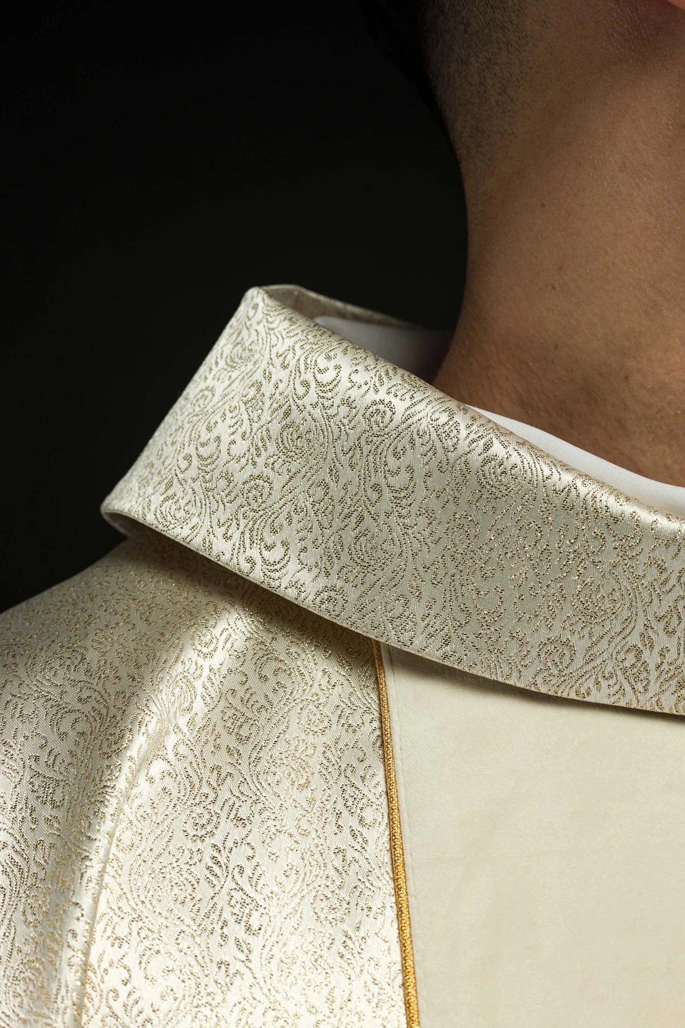Embroidered Chasuble with the image of the Holy Family on gold fabric - Image 5