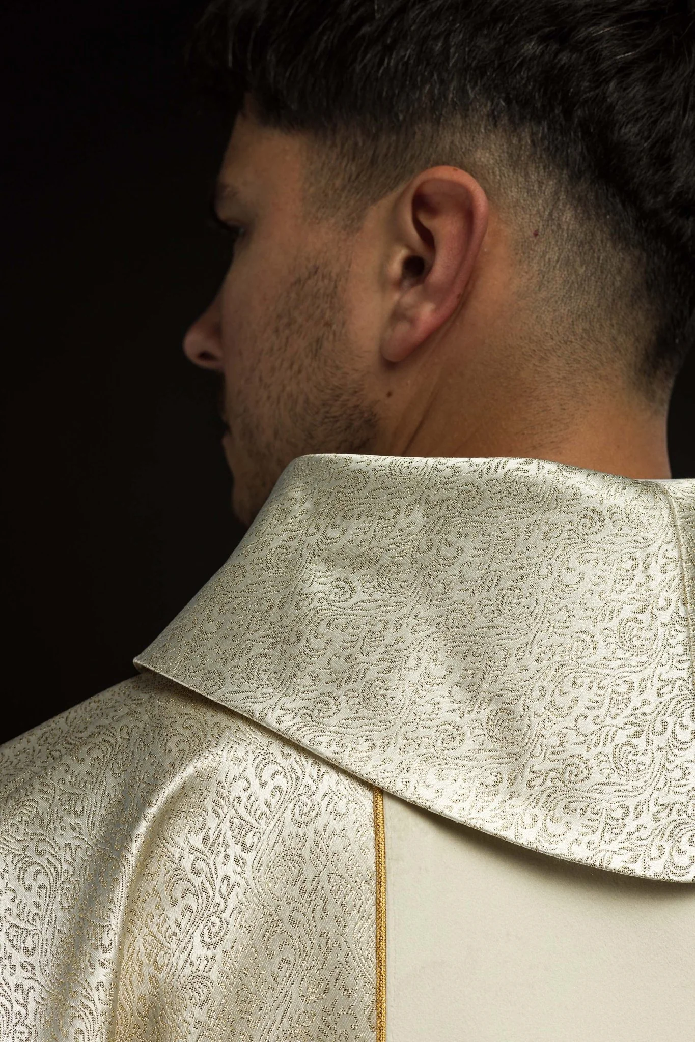 Embroidered Chasuble with the image of the Holy Family on gold fabric - Image 6
