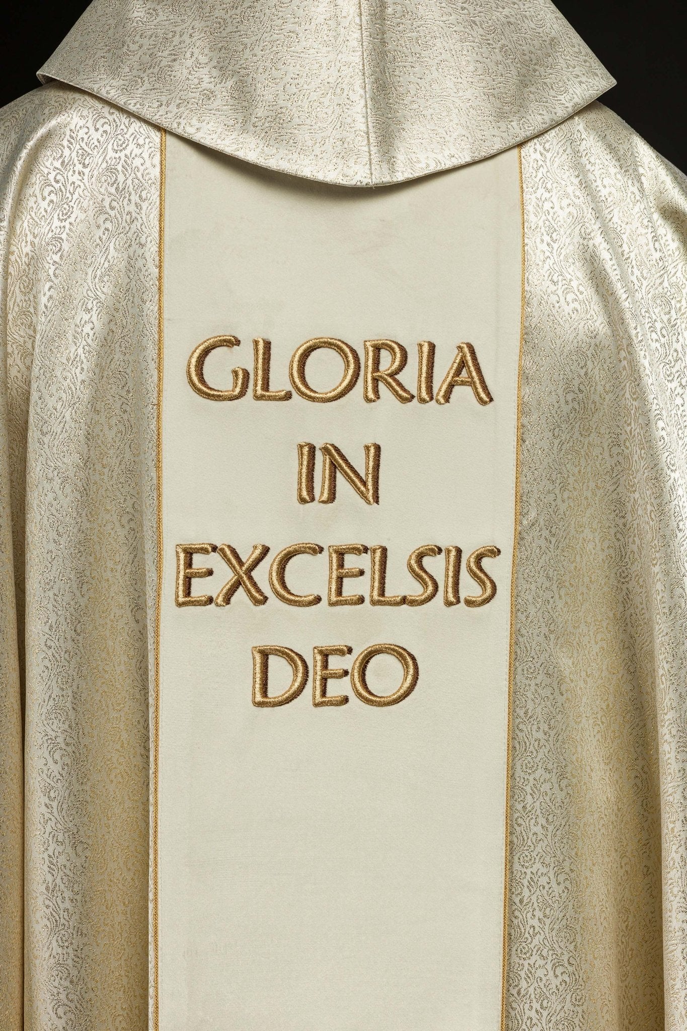 Embroidered Chasuble with the image of the Holy Family on gold fabric - Image 7