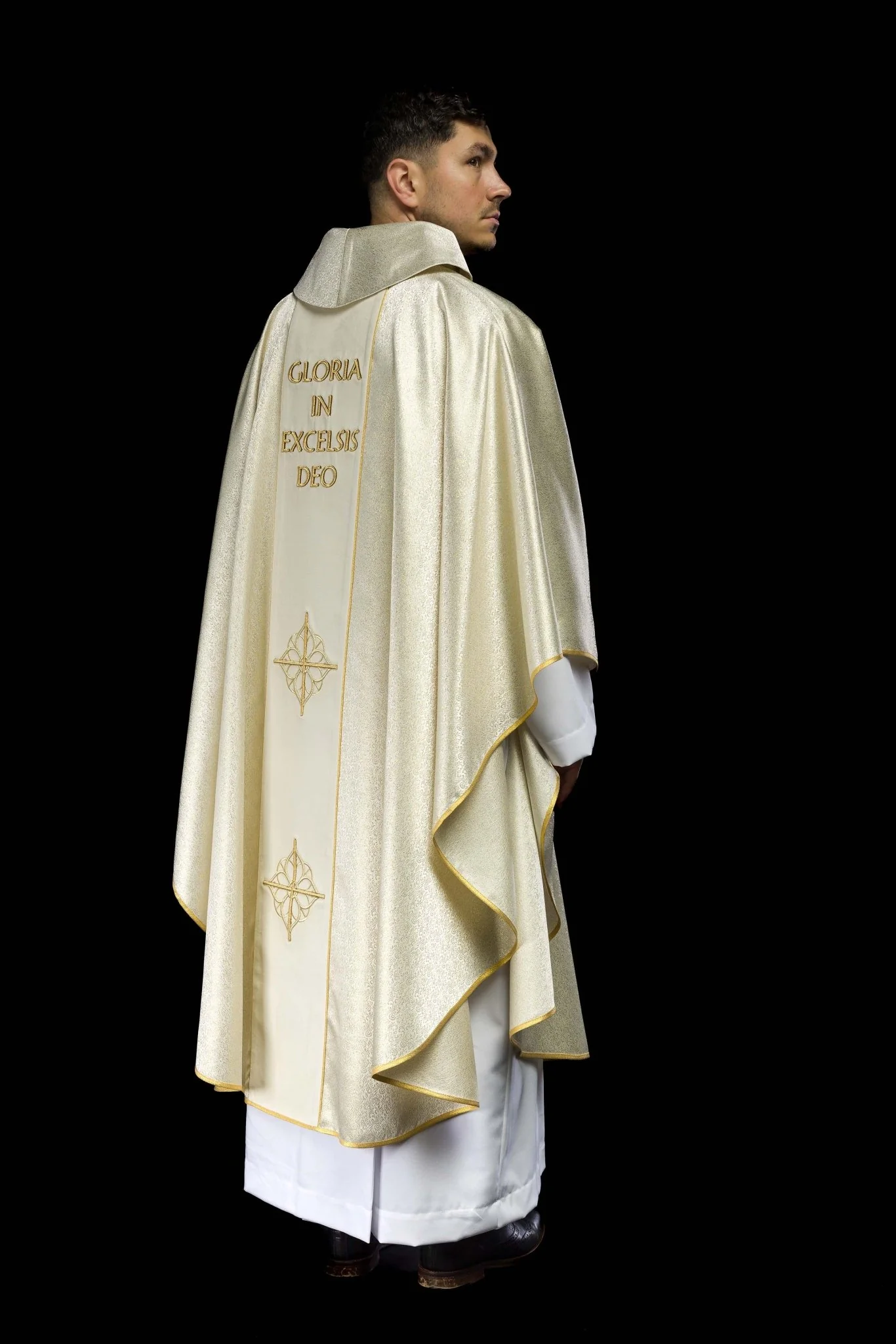 Embroidered Chasuble with the image of the Holy Family on gold fabric - Image 8