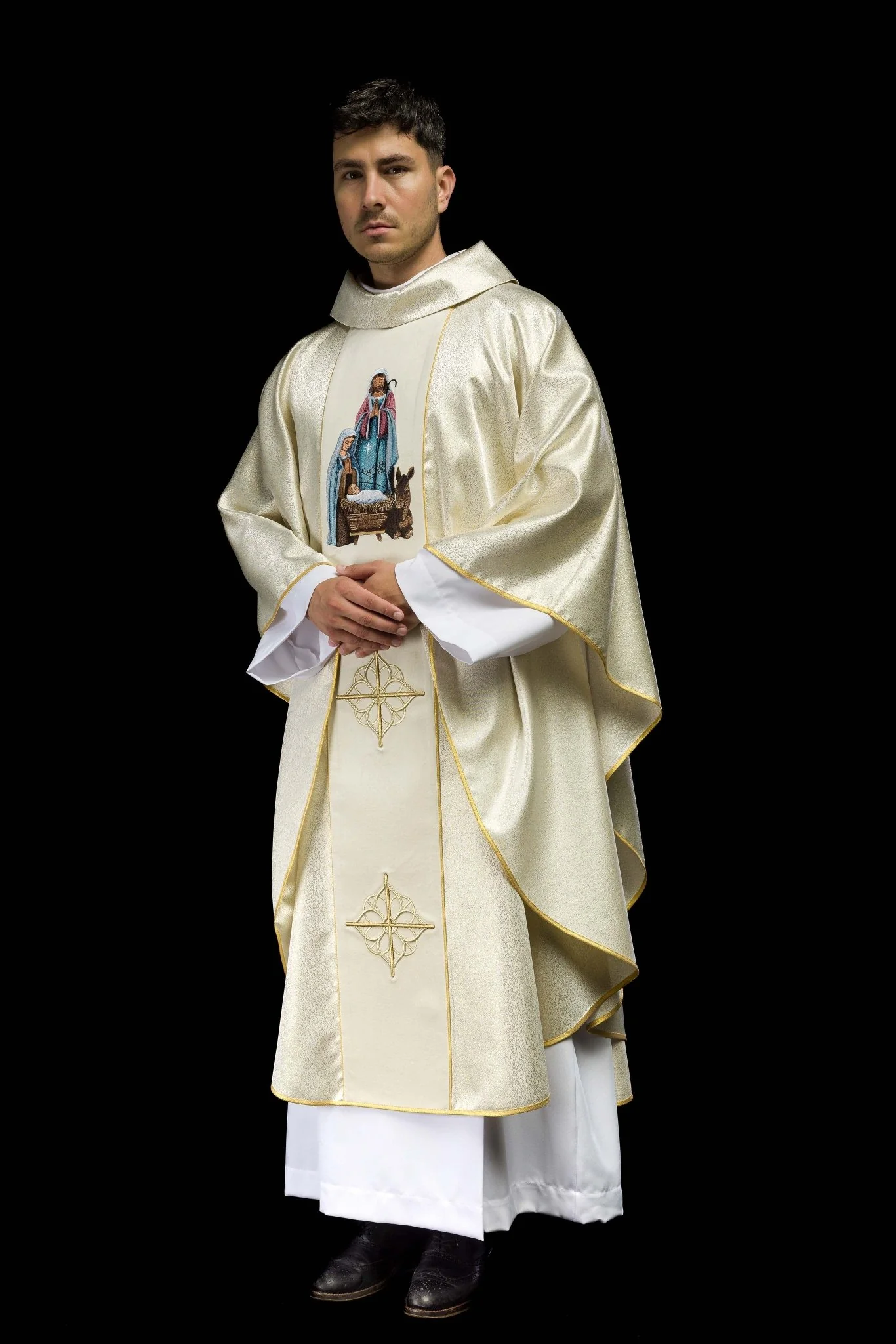 Embroidered Chasuble with the image of the Holy Family on gold fabric - Image 9