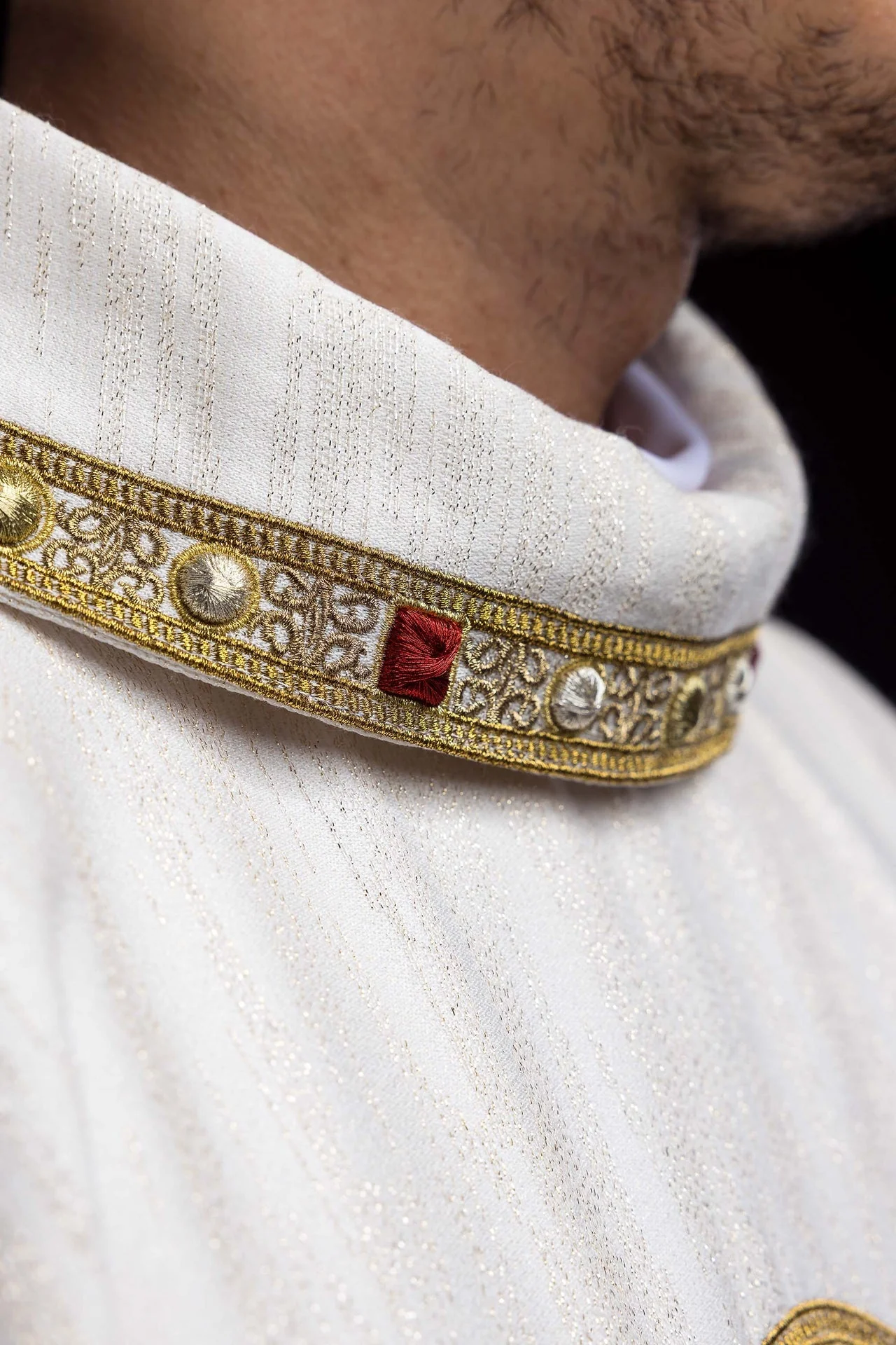 Embroidered chasuble with the image of the Three Hearts - Image 5