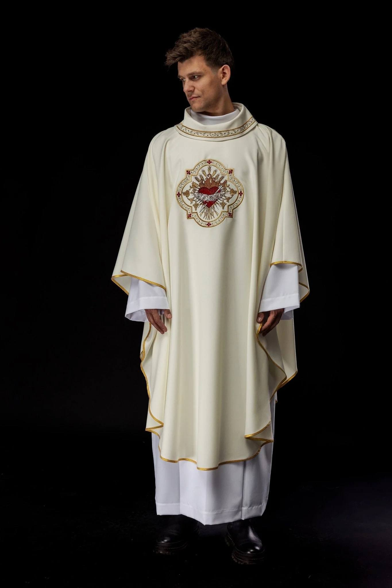 Embroidered chasuble with the motif of the Heart of Mary - Image 2