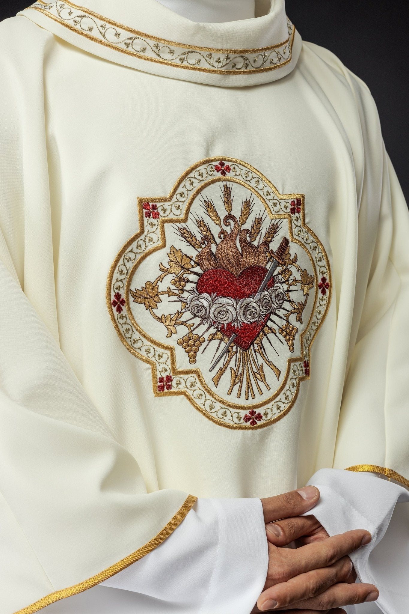 Embroidered chasuble with the motif of the Heart of Mary - Image 3