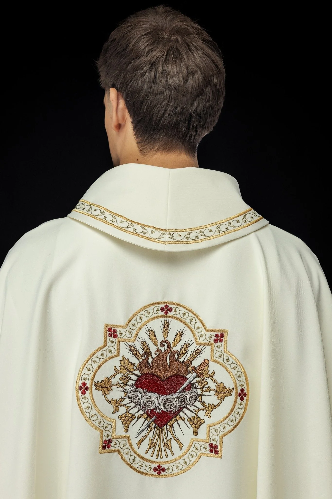 Embroidered chasuble with the motif of the Heart of Mary - Image 5