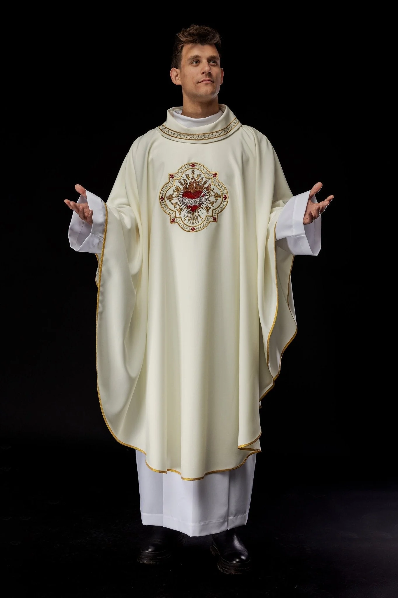 Embroidered chasuble with the motif of the Heart of Mary - Image 8
