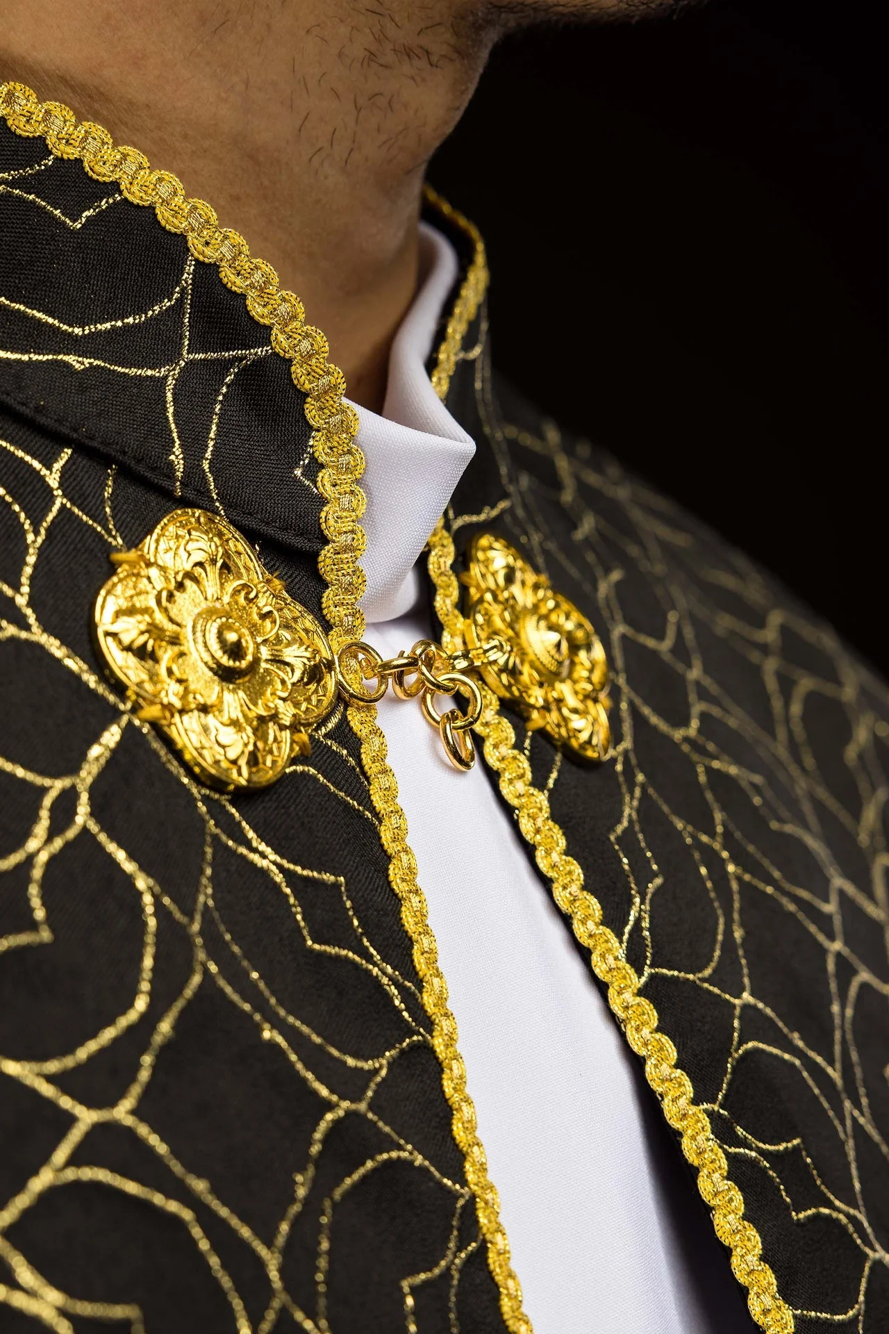 Embroidered cope decorated with black jacquard fabric - Image 4