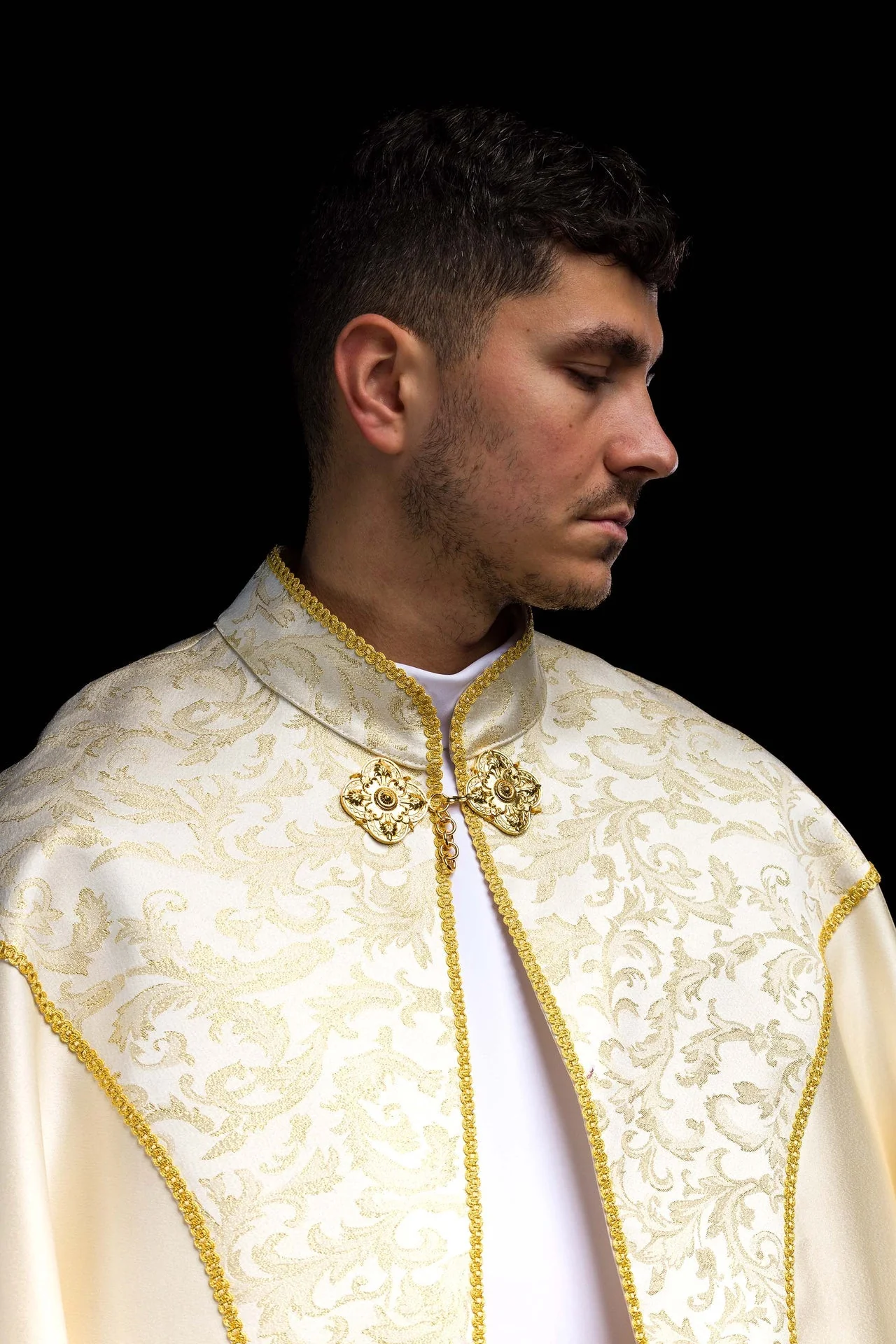 Embroidered cope decorated with ecru jacquard fabric - Image 3