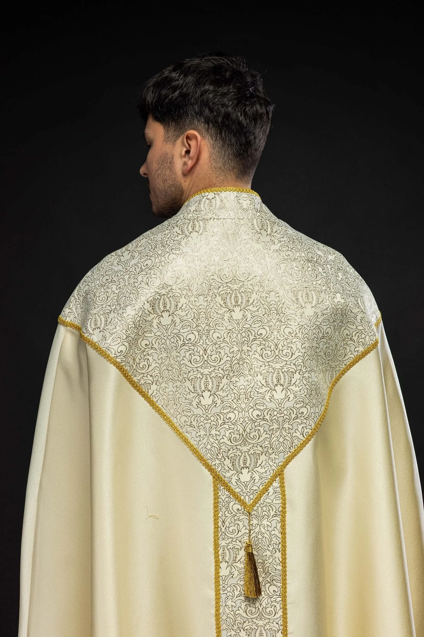 Embroidered cope decorated with ecru jacquard fabric - Image 2