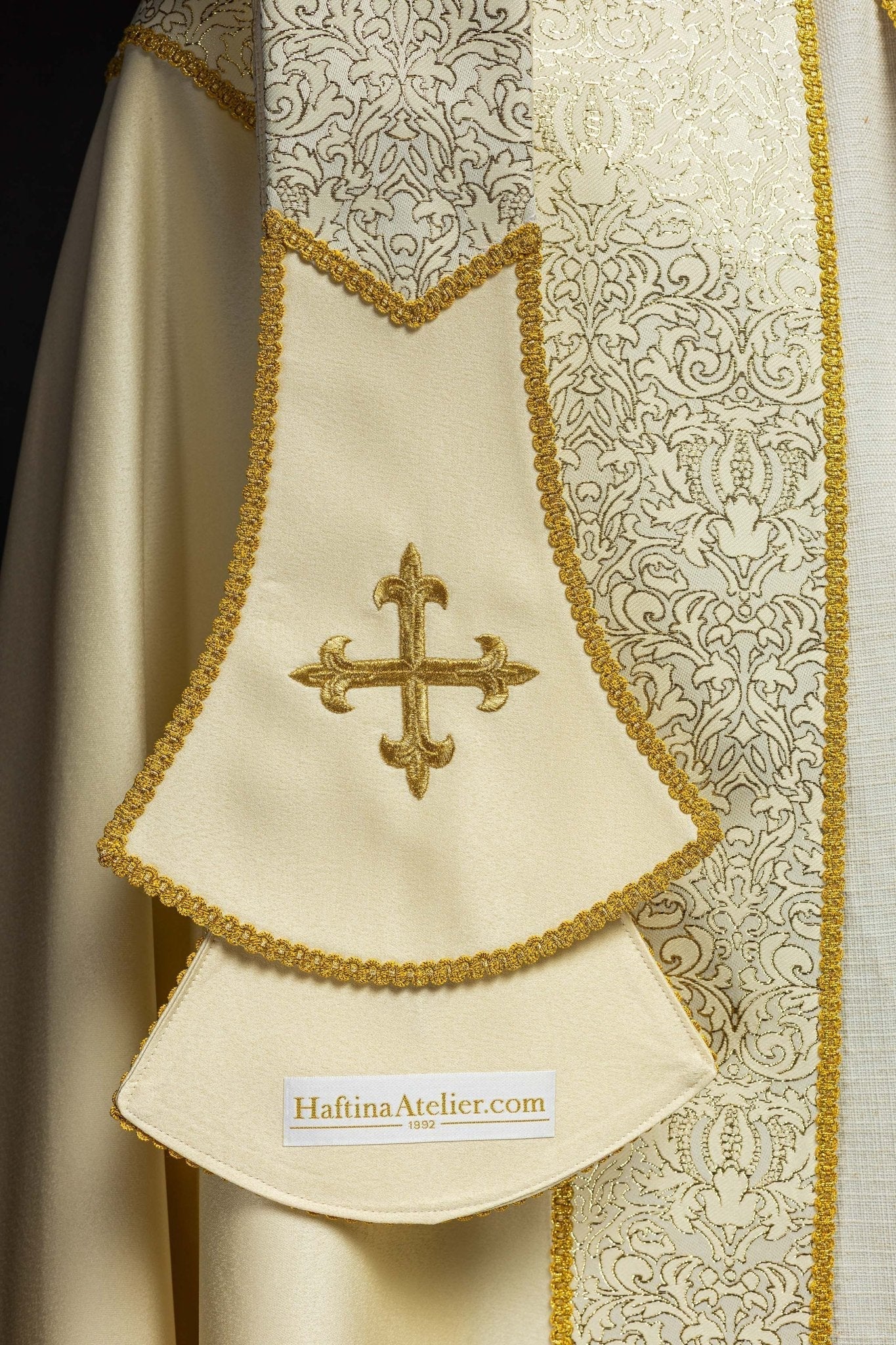 Embroidered cope decorated with ecru jacquard fabric - Image 5