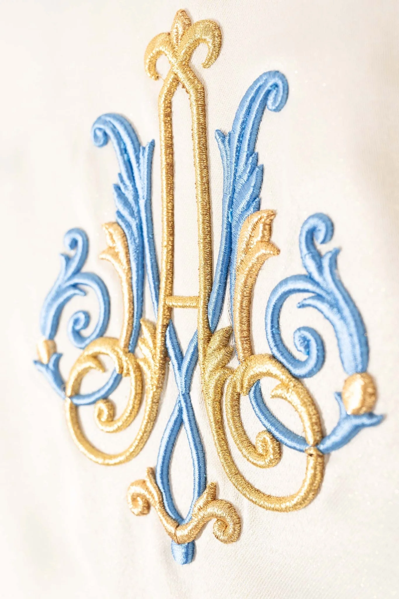 Embroidered ecru chasuble with Marian motif - Image 3