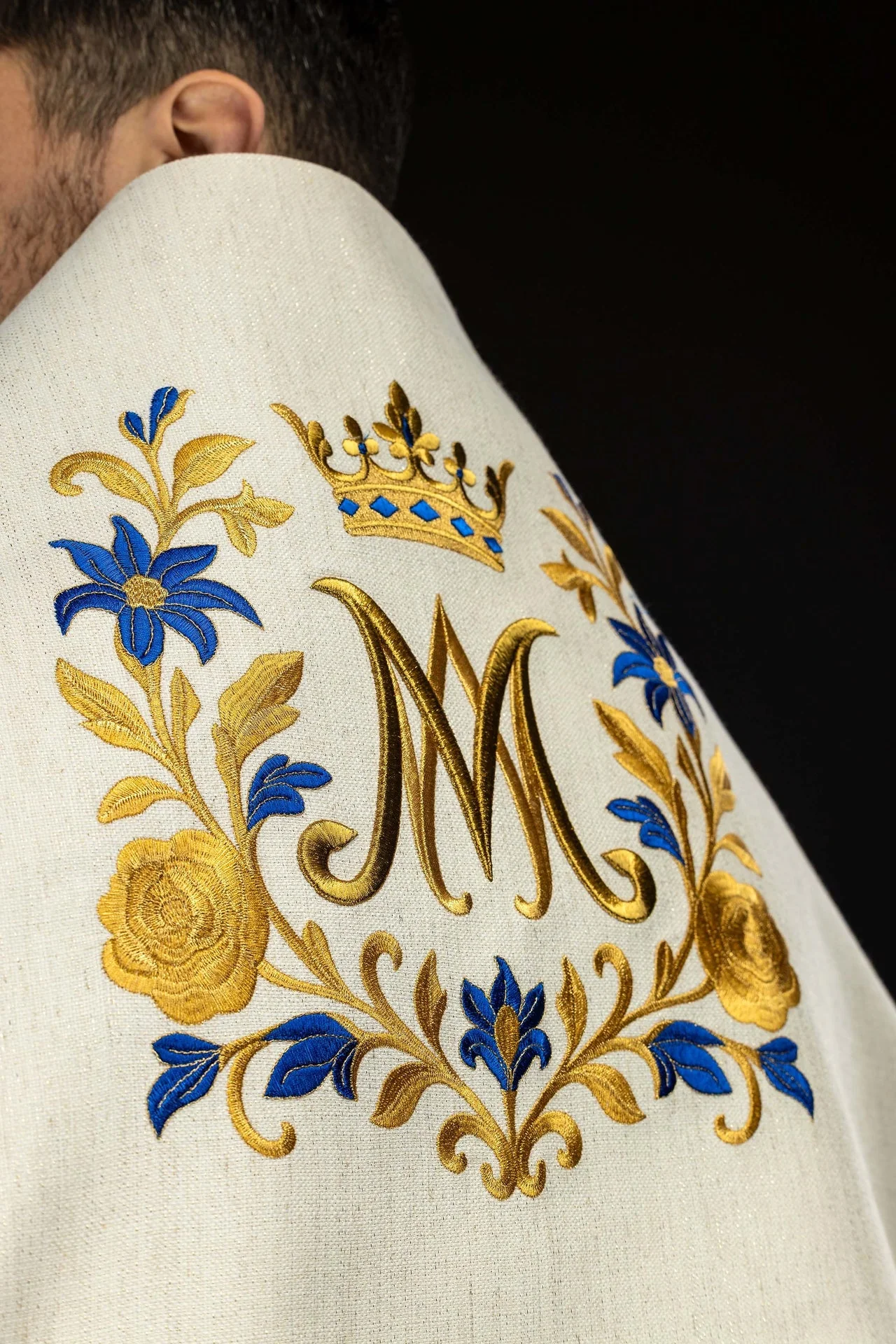 Embroidered humeral veil with a Marian symbol - Image 3