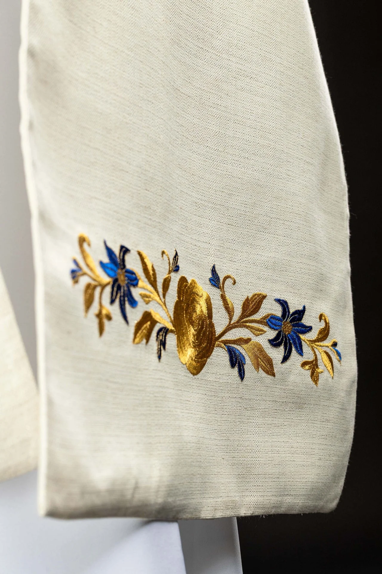 Embroidered humeral veil with a Marian symbol - Image 5
