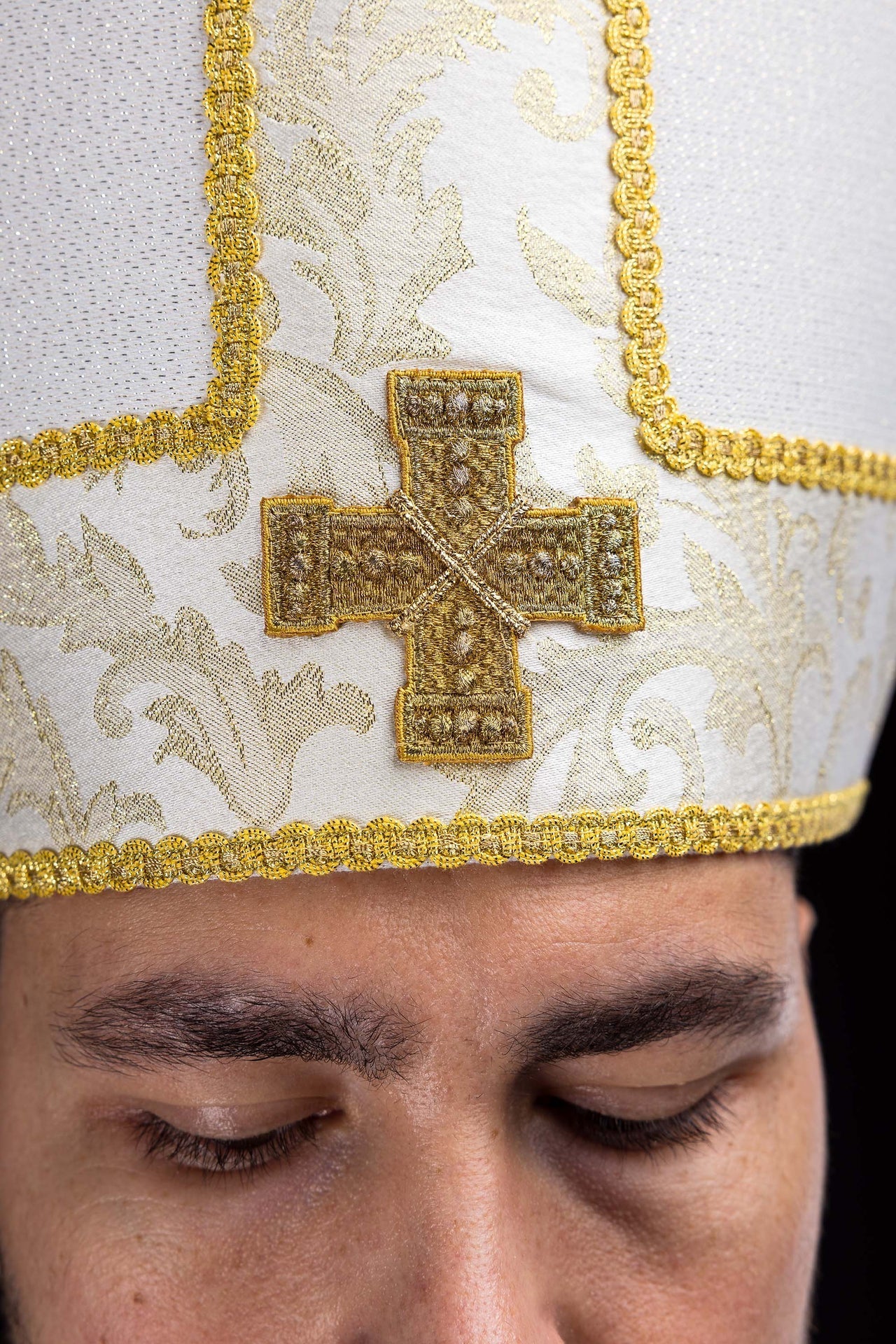 Embroidered Mitre with Cross Adorned with Ecru Jacquard Fabric - Image 3