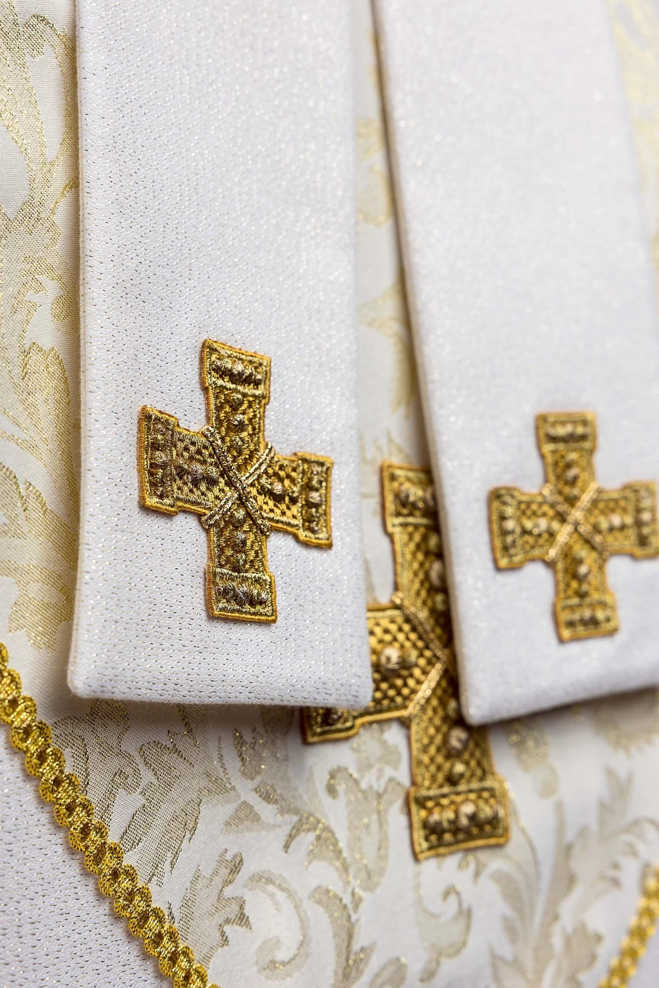 Embroidered Mitre with Cross Adorned with Ecru Jacquard Fabric - Image 8