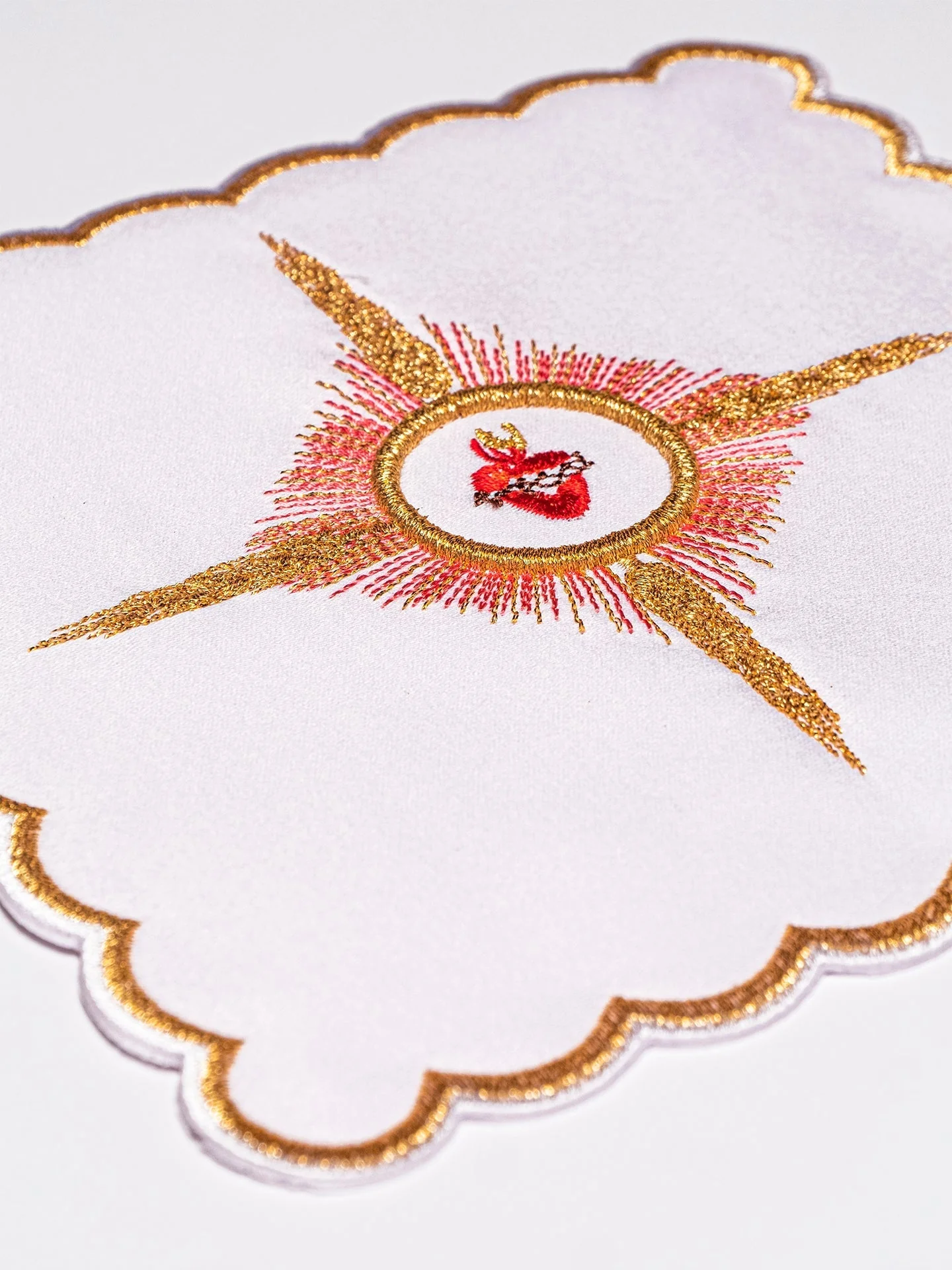 Embroidered pall with the symbol of the Sacred Heart of Jesus - Image 2