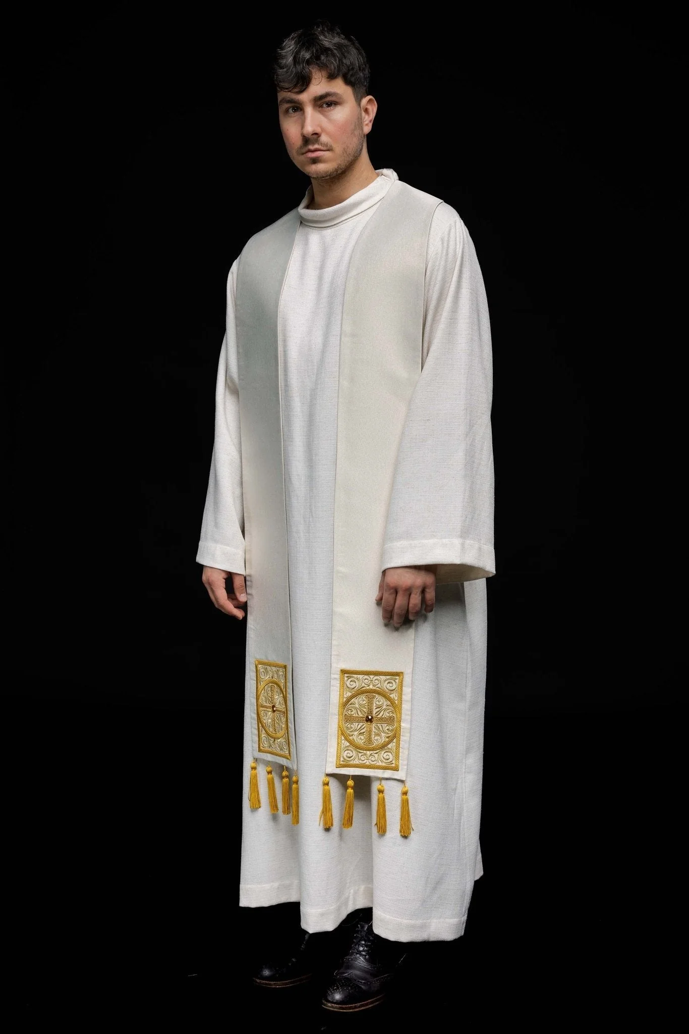 Embroidered priestly stole adorned with tassels in ecru - Image 5