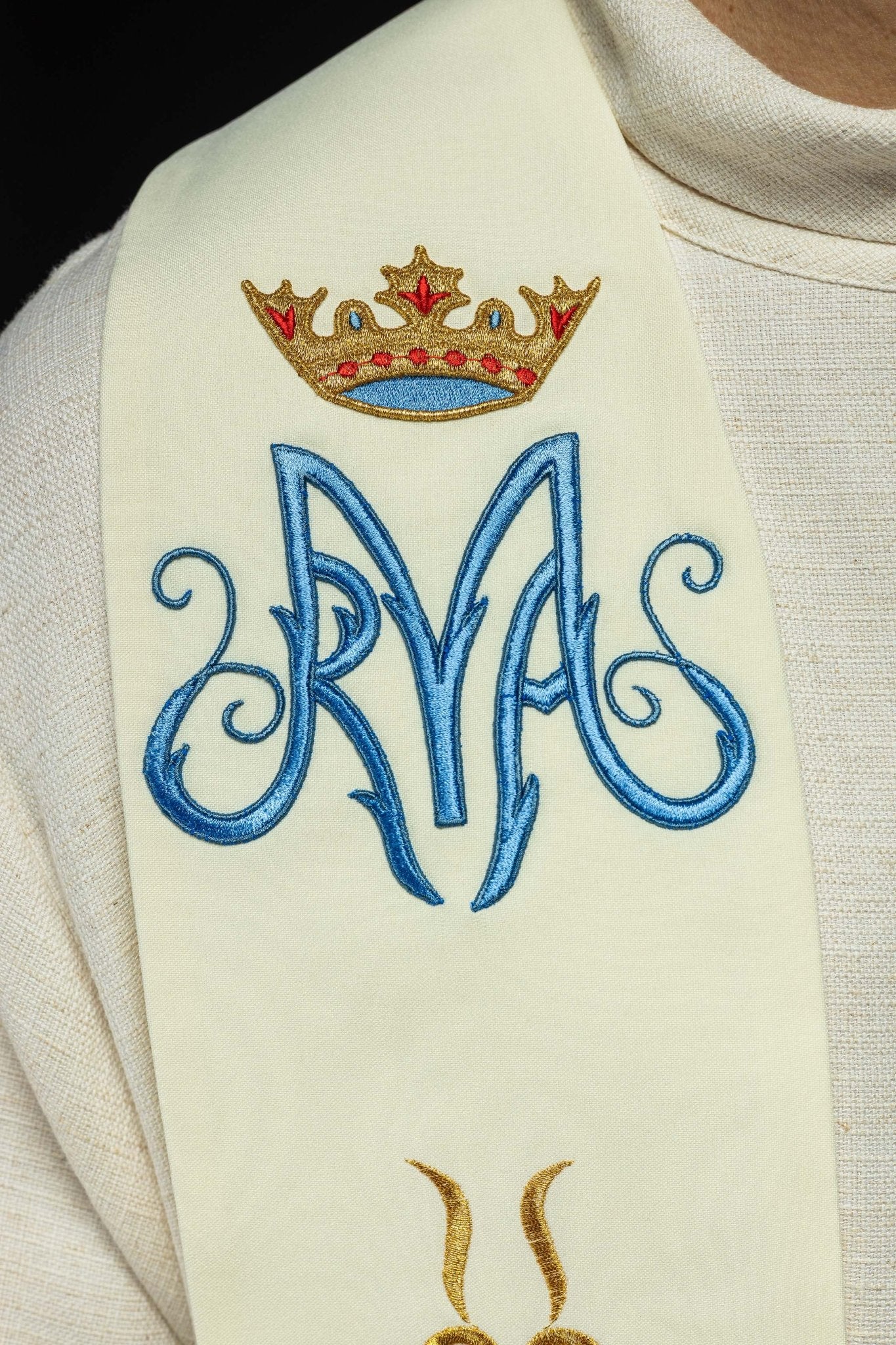 Embroidered priestly stole with Marian motif and crown in ecru - Image 3