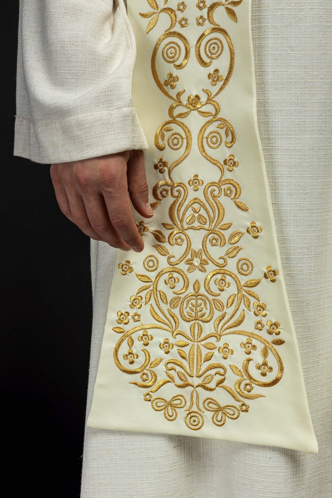 Embroidered priestly stole with Marian motif and crown in ecru - Image 4