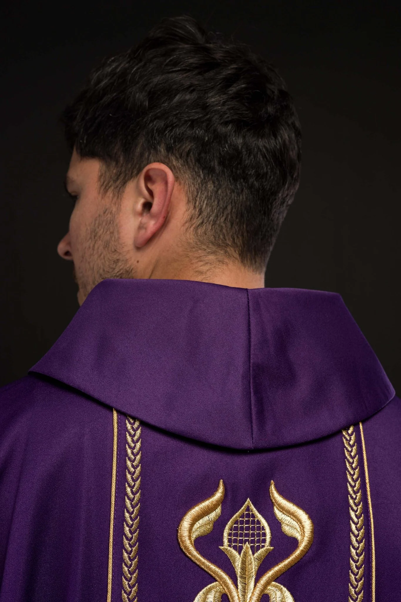Embroidered purple chasuble with decorative band - Image 5