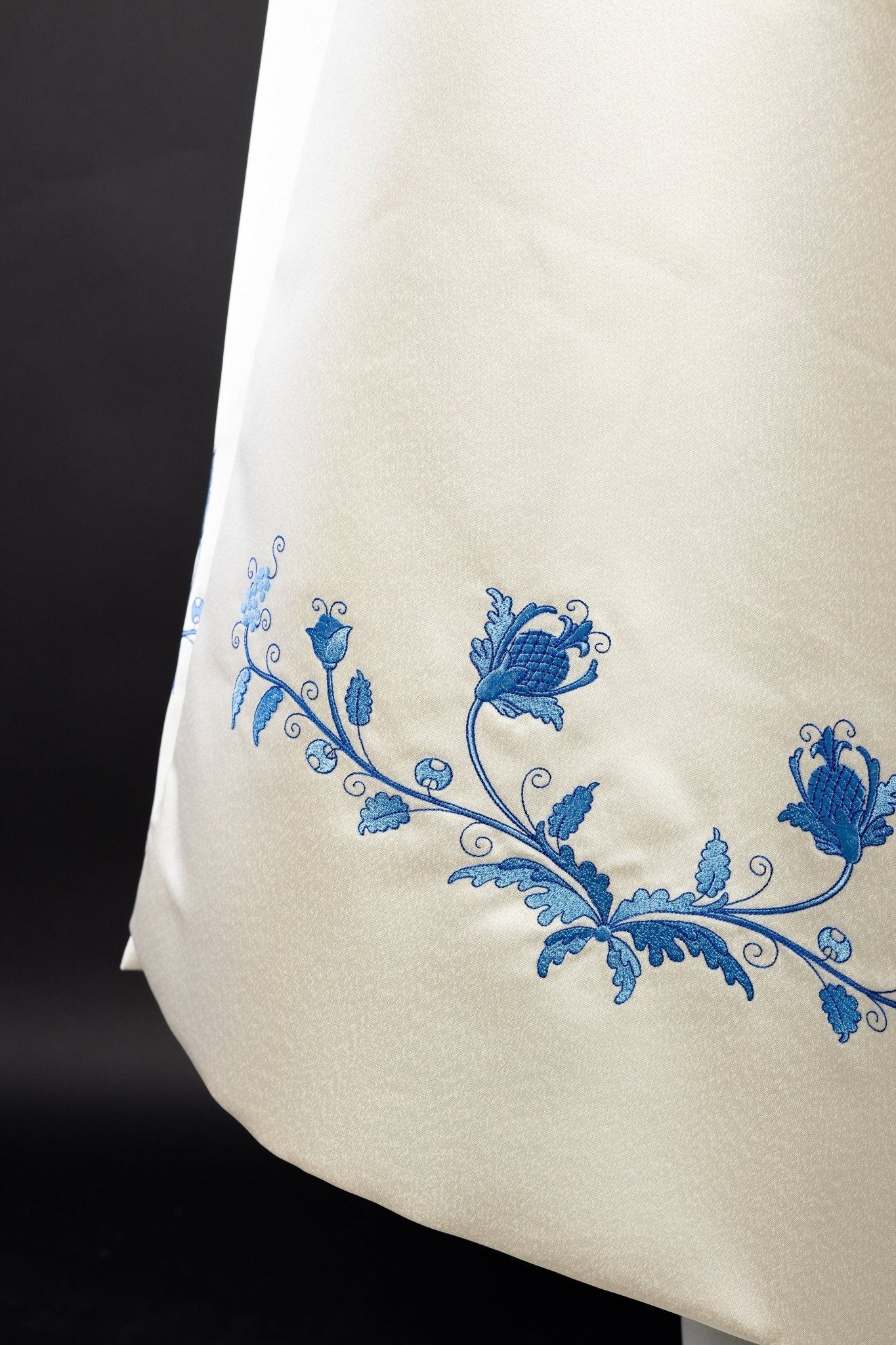 Embroidered veil with Marian motif - Image 2