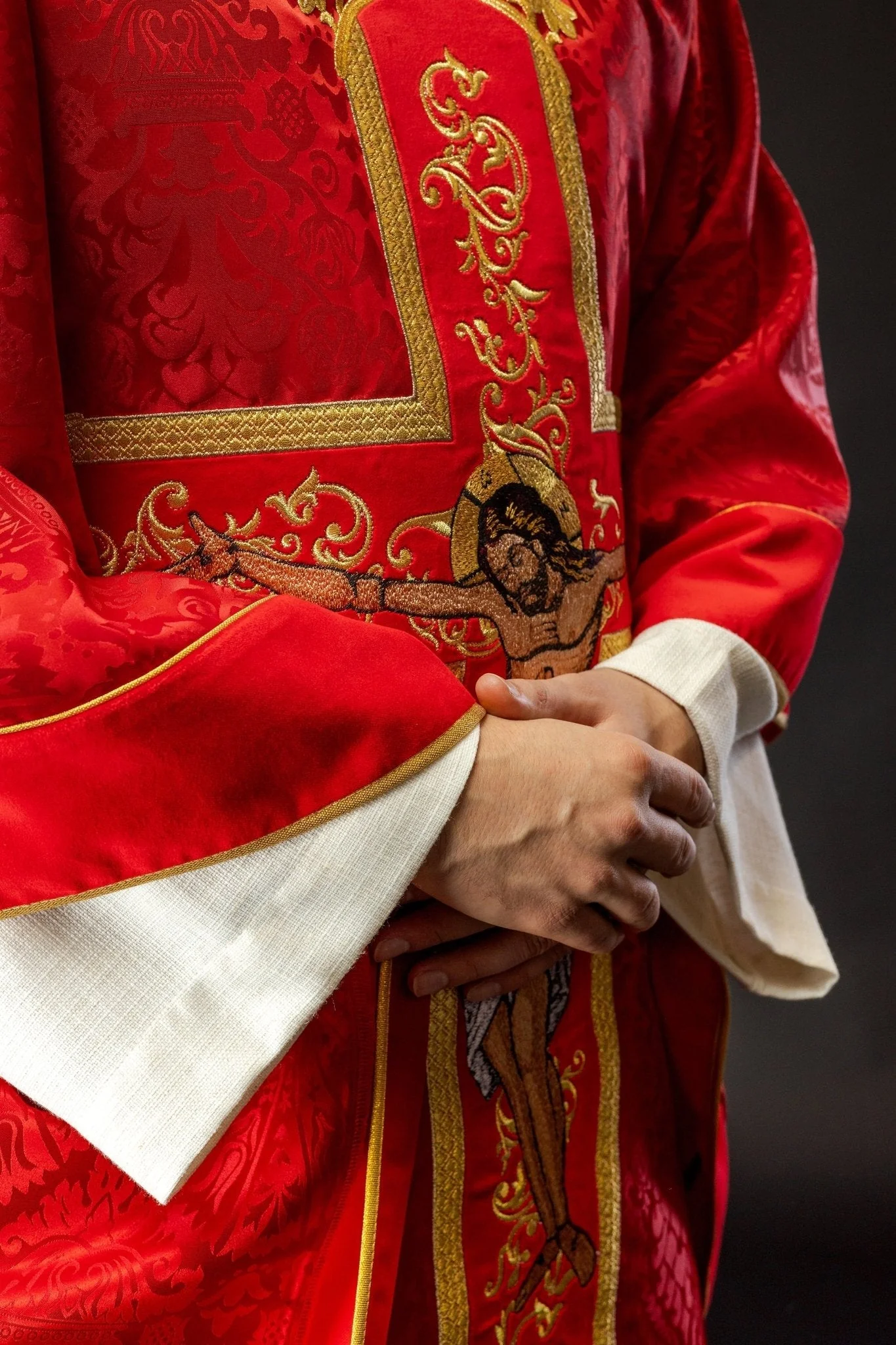 Exquisite red chasuble with Jesus Christ embroidered front and back - Image 3