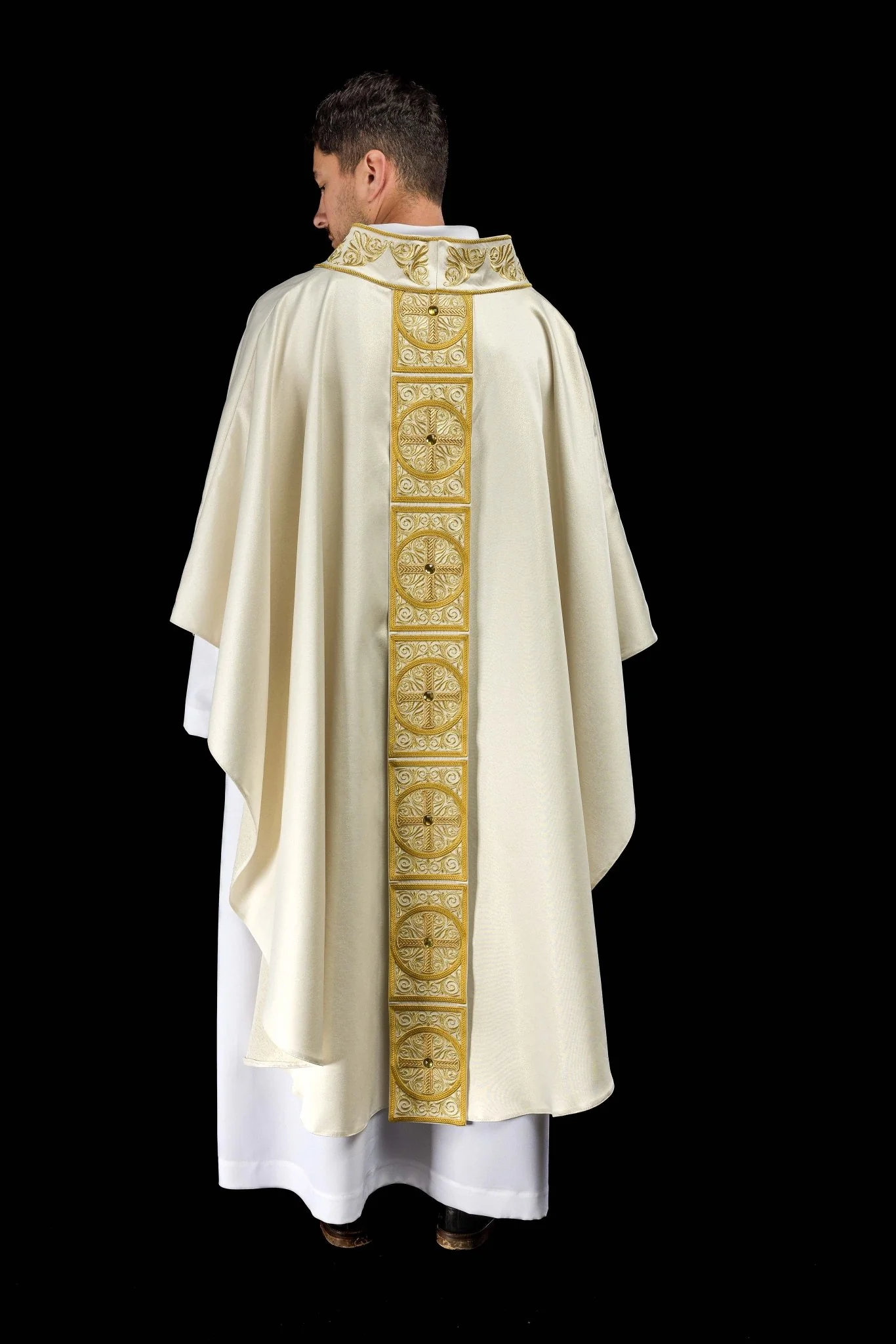 Gold Chasuble richly embroidered and decorated with ecru stones - Image 7