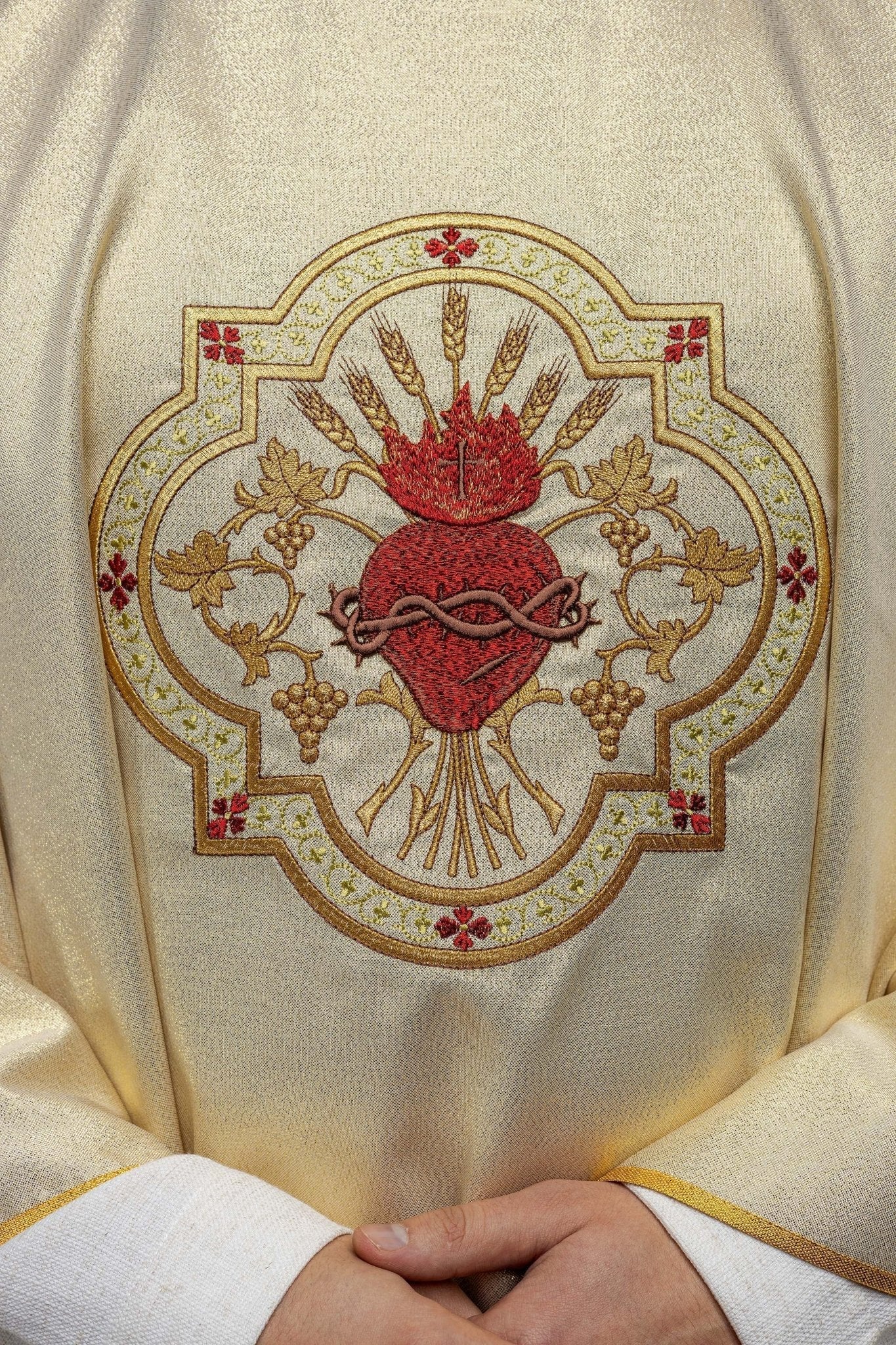 Golden chasuble embroidered with motif of the Sacred Heart of Jesus and Chalice - Image 3