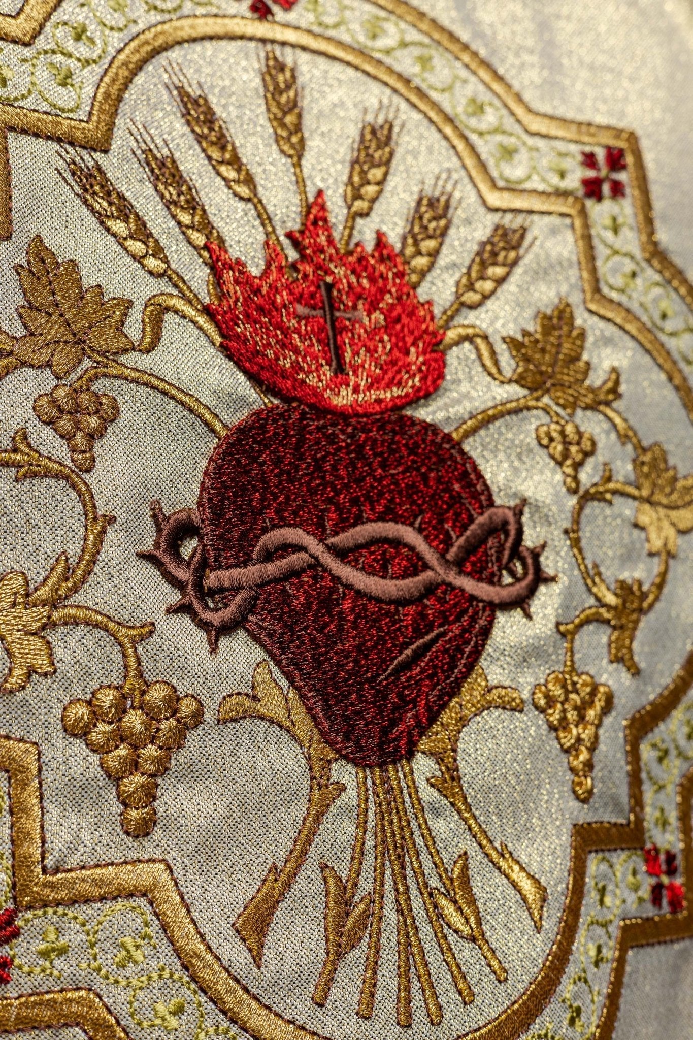 Golden chasuble embroidered with motif of the Sacred Heart of Jesus and Chalice - Image 4