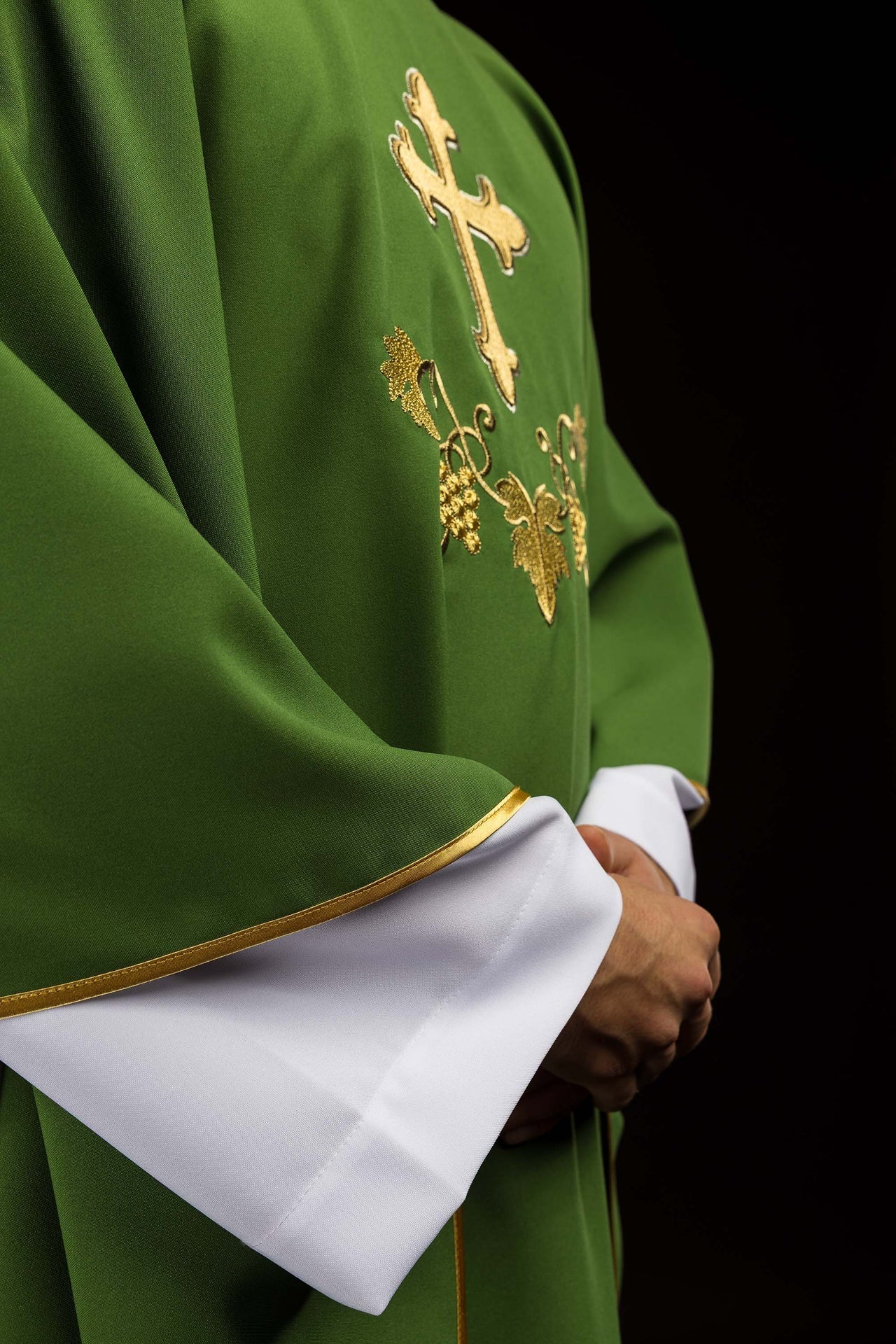 Green chasuble embroidered with a cross symbol and a wide collar - Image 4