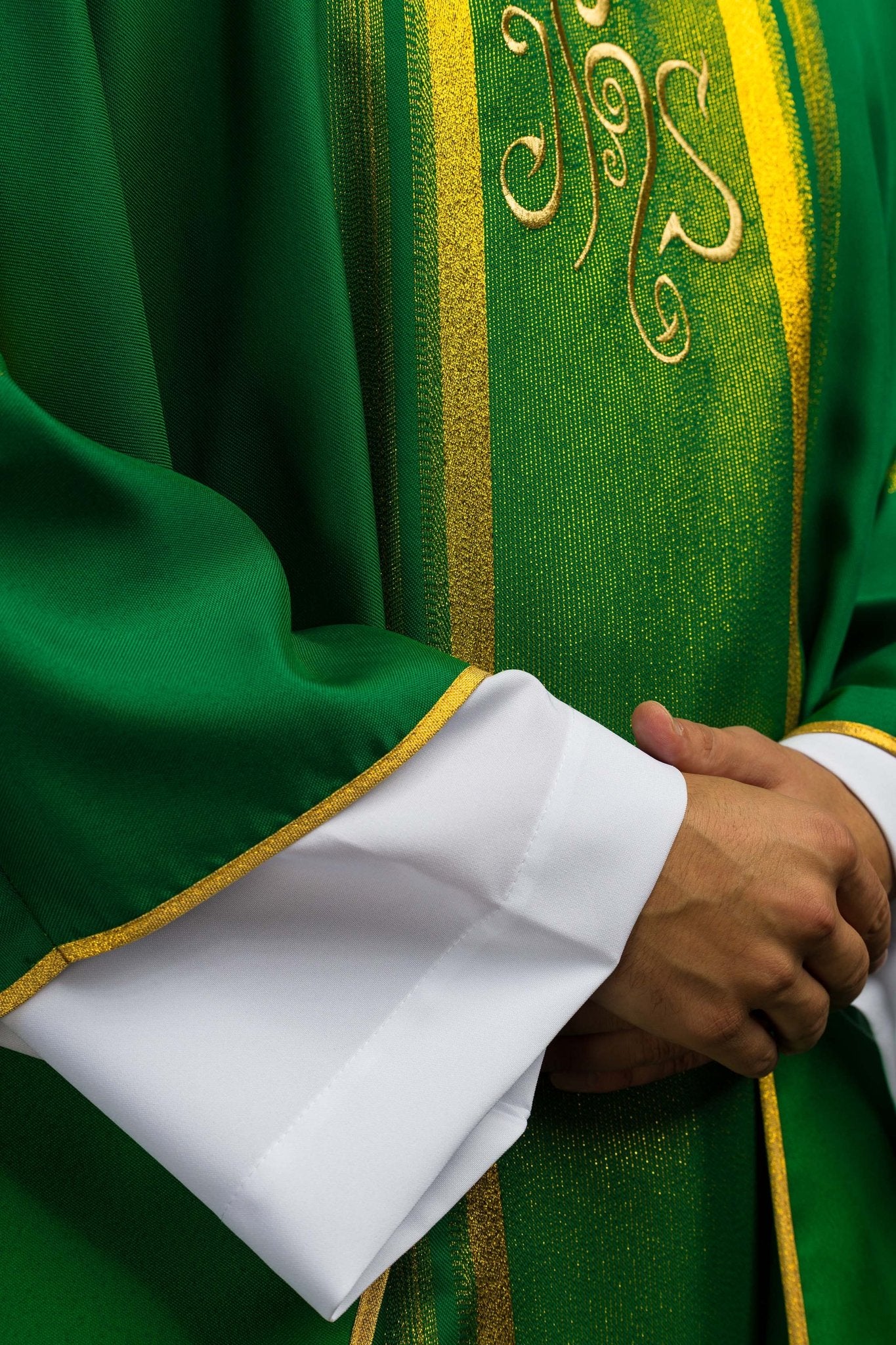 Green chasuble embroidered with IHS motif with gilding - Image 4