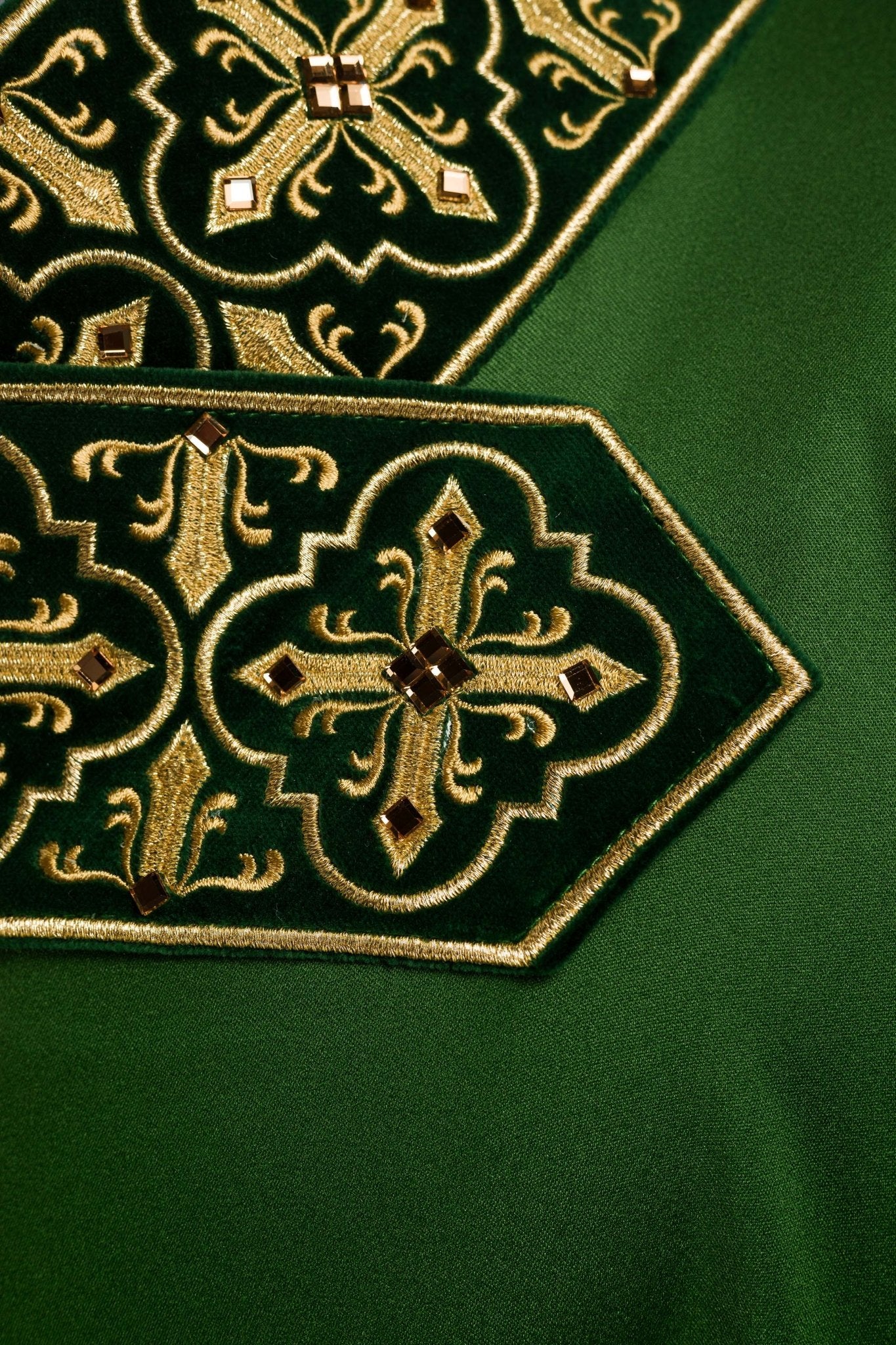 Green chasuble finished with 500 green faceted stones - Image 4