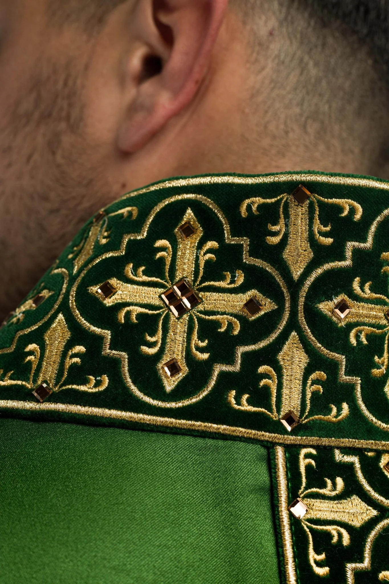 Green chasuble finished with 500 green faceted stones - Image 7