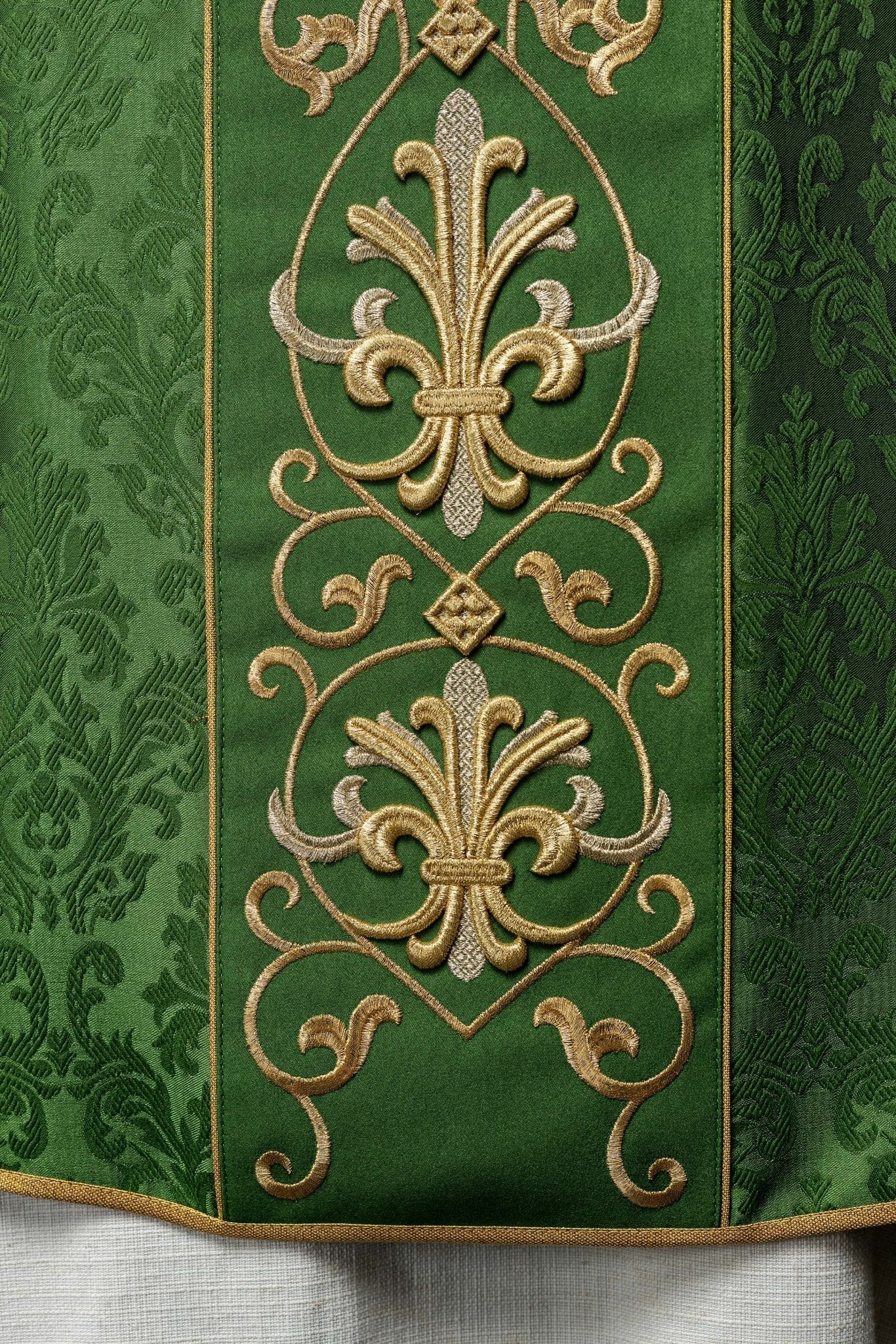 Green chasuble made of jaquard texture - Image 6