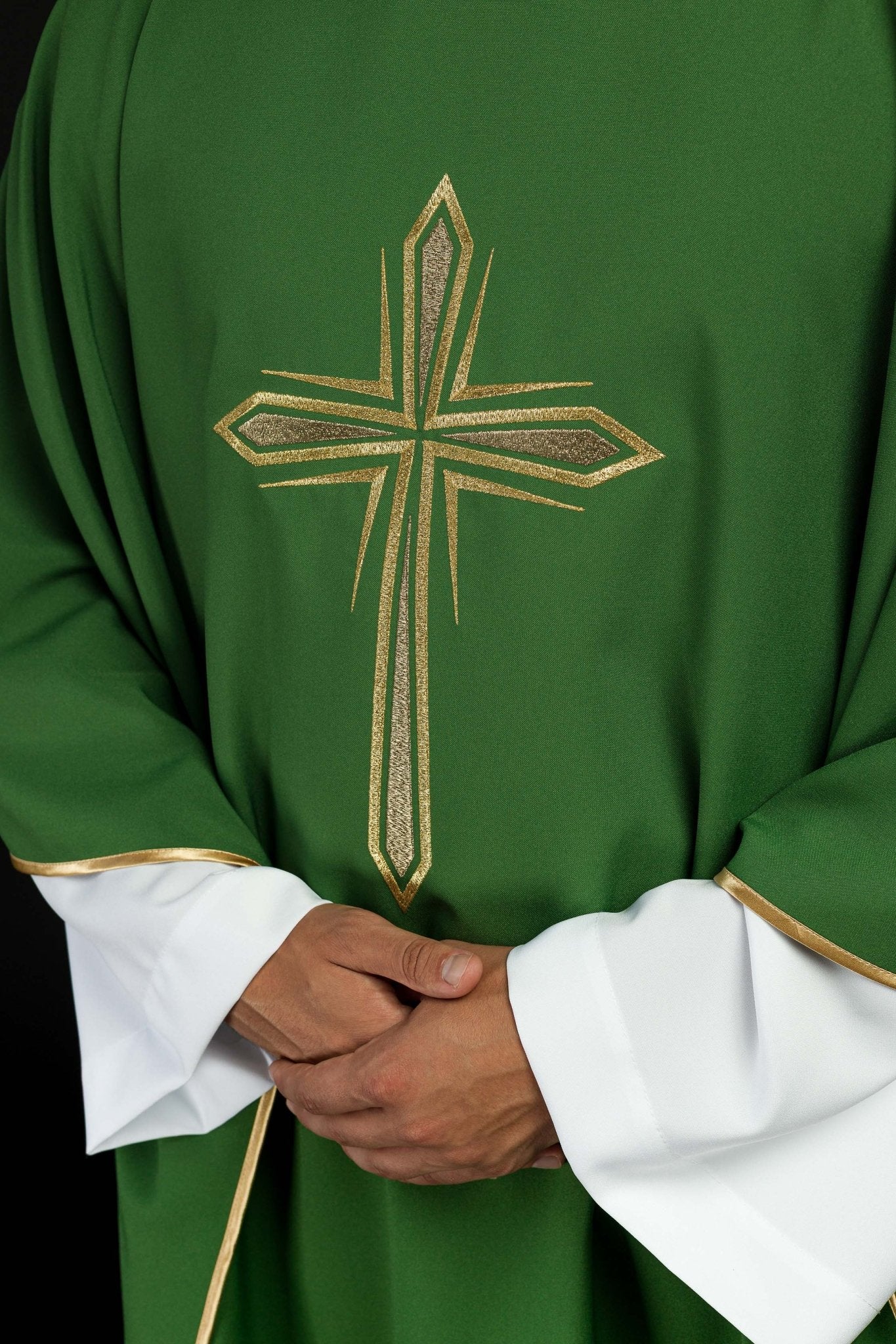 Green chasuble with cross embroidery - Image 3